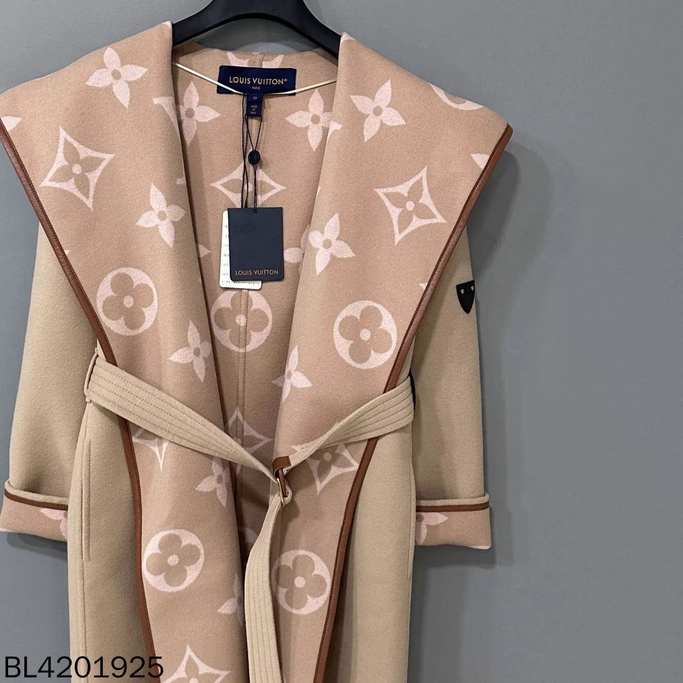 Louis Vuitton Louis Vuitton Nude Pink Flower Robe Coat Size XS / US 0-2 / IT 36-38 - 2 Thumbnail