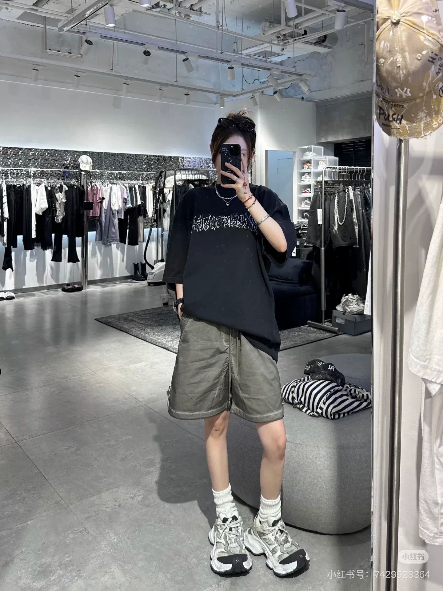 Balenciaga Balenciaga NewYear Lightning Logo Tee Size XS / US 0-2 / IT 36-38 - 3 Thumbnail