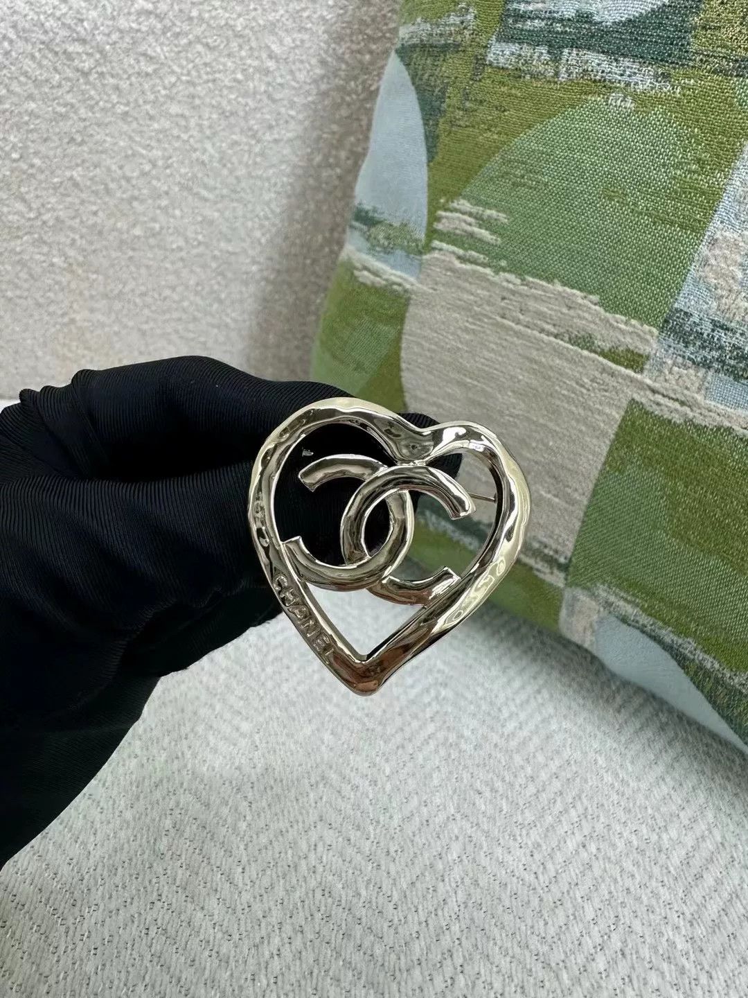 Chanel Chanel Gold Hollow Heart Brooch Size ONE SIZE - 4 Thumbnail