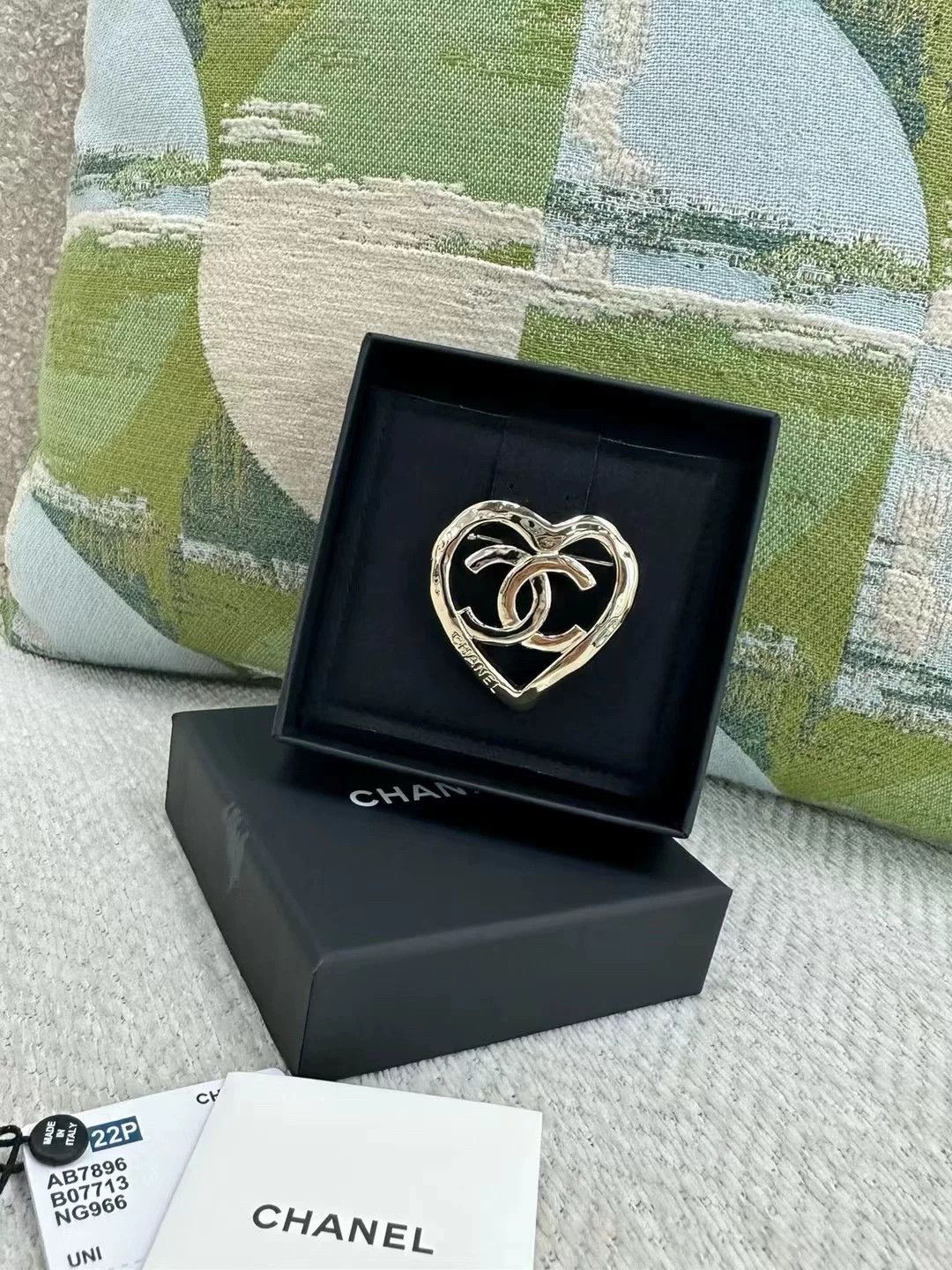 Chanel Chanel Gold Hollow Heart Brooch Size ONE SIZE - 2 Thumbnail