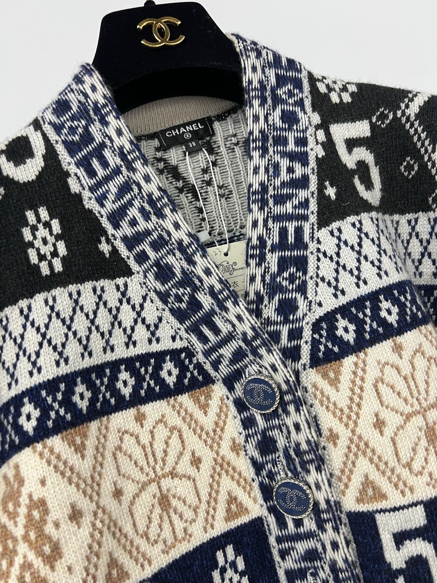 Chanel Chanel No.5 Letter Cashmere Cardigan Size S / US 4 / IT 40 - 3 Thumbnail