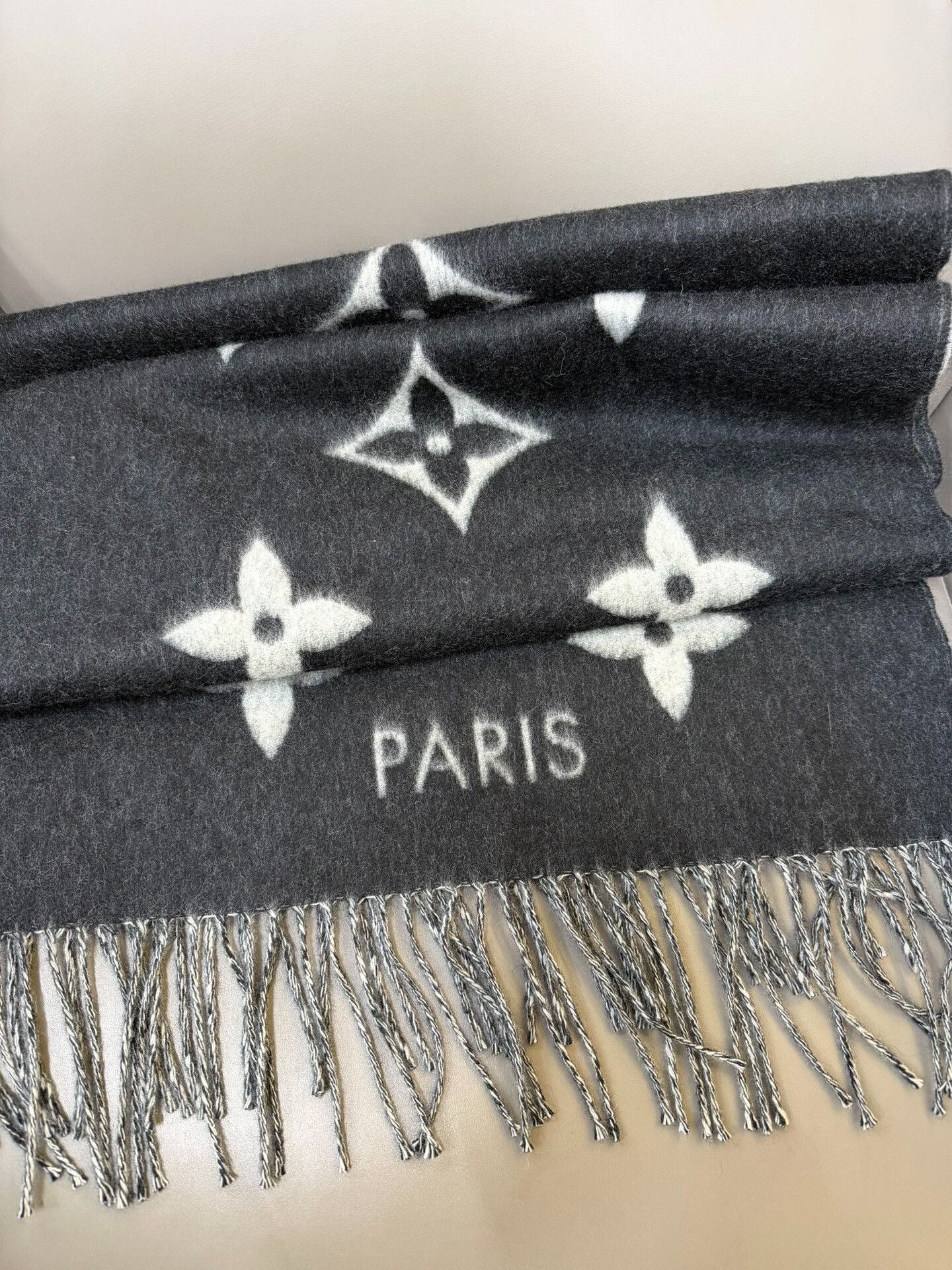 Louis Vuitton Louis Vuitton Monogram Cashmere Scarf Size ONE SIZE - 2 Thumbnail