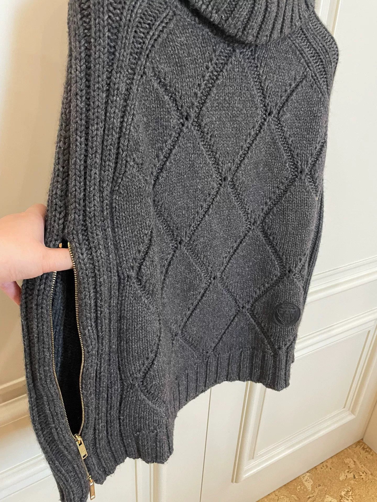 Gucci Gucci Gray Cape Coat Sweater L Size L / US 10 / IT 46 - 3 Thumbnail
