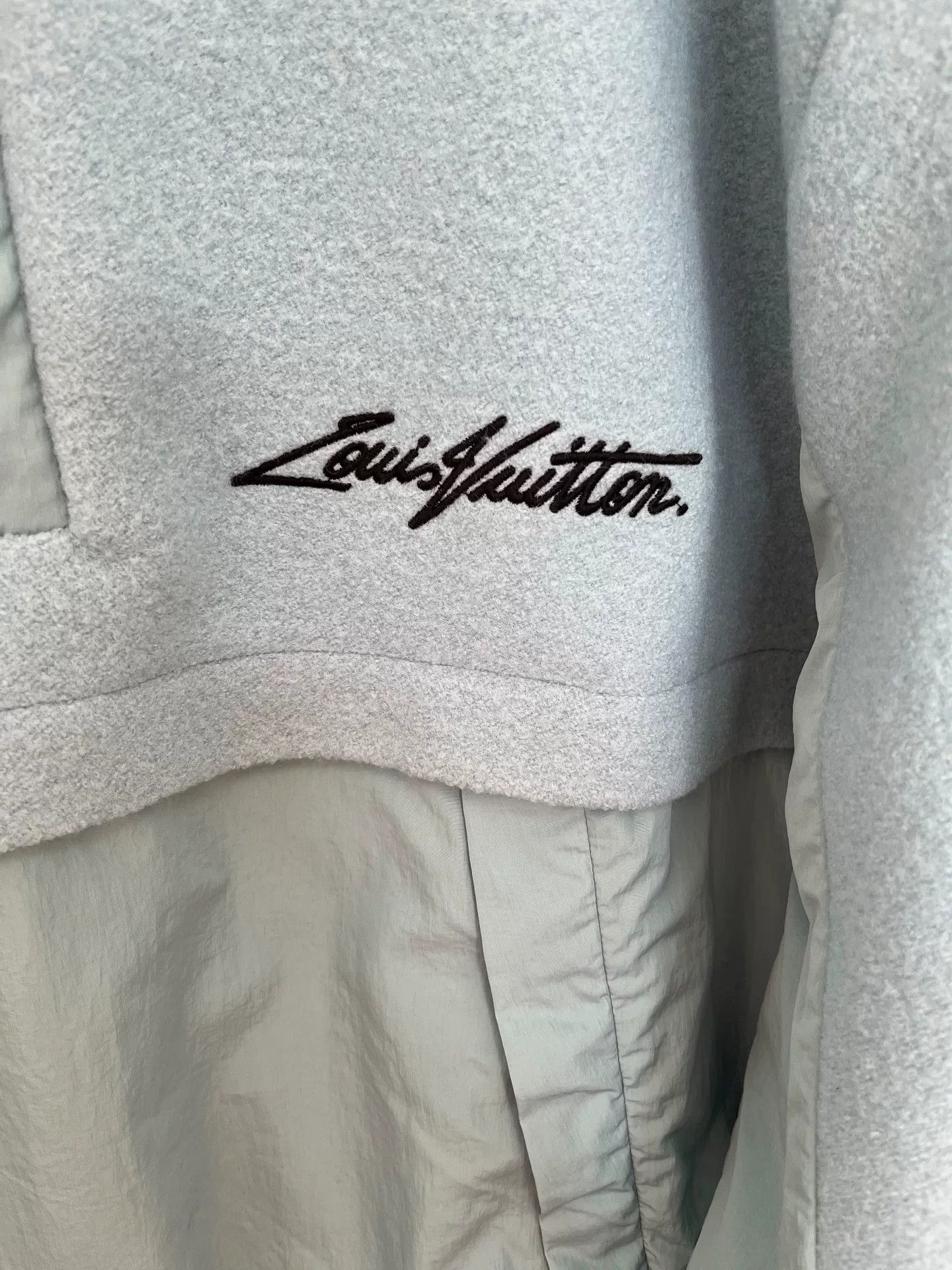 Louis Vuitton LV Top Size US M / EU 48-50 / 2 - 3 Thumbnail