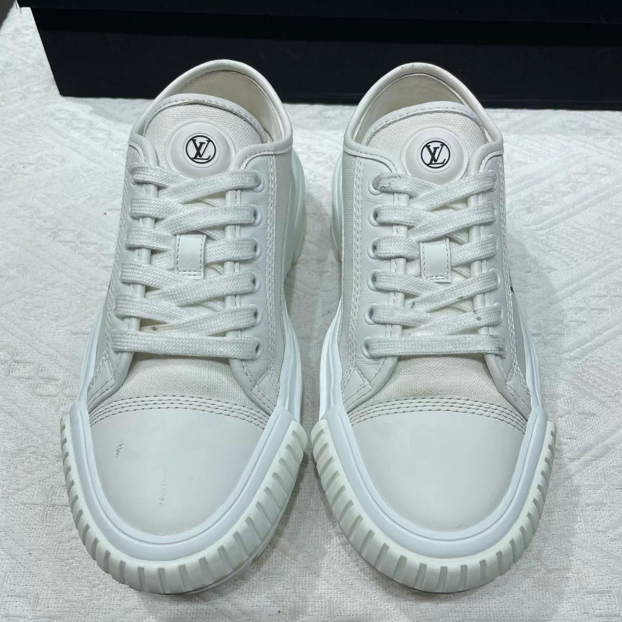 Louis Vuitton Louis Vuitton Squad Women's White Sneakers Size US 5 / IT 35 - 2 Thumbnail