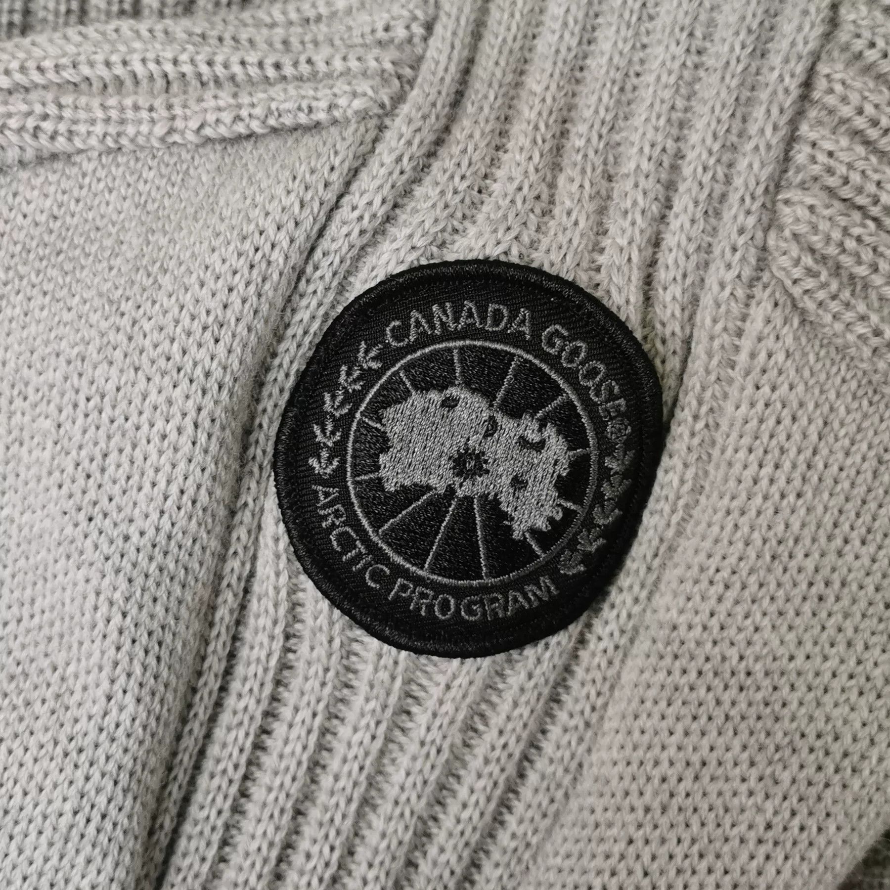 Canada Goose Canada Goose Wool Solid V-Neck Sweater S Size US S / EU 44-46 / 1 - 3 Thumbnail