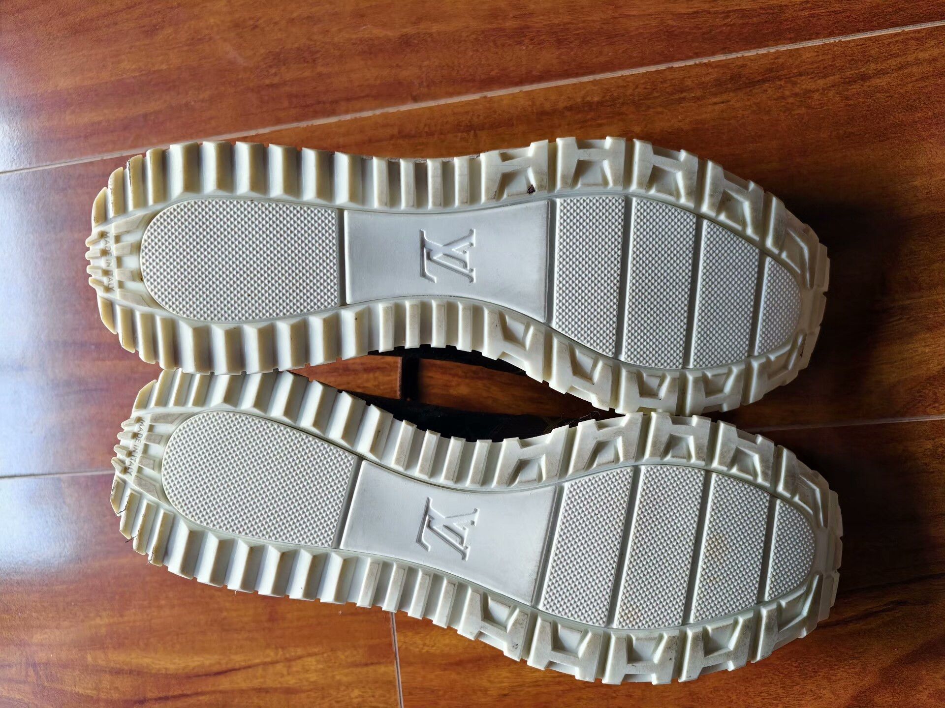 Louis Vuitton LV Run Away Men's Low-Top Shoes Size US 8 / EU 41 - 4 Thumbnail