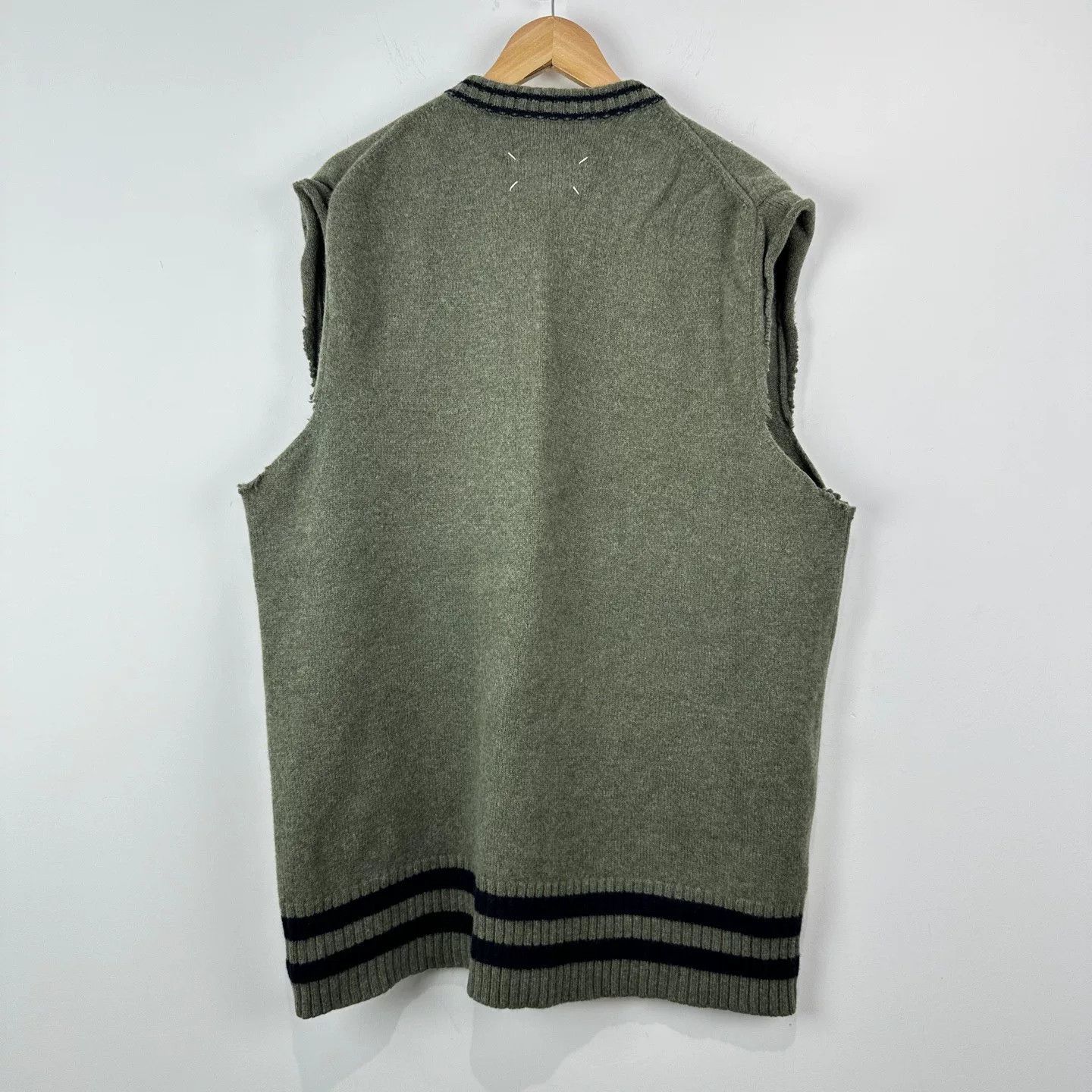 Maison Margiela Maison Margiela V-Neck Wool Vest Sweater Size US L / EU 52-54 / 3 - 2 Thumbnail