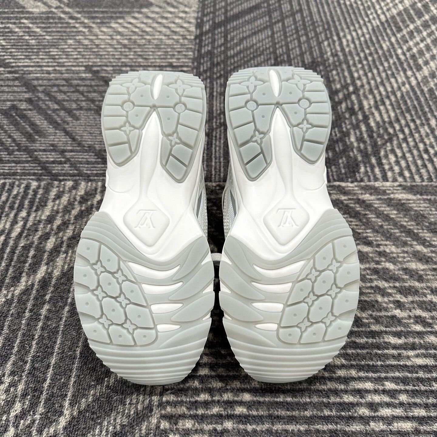 Louis Vuitton Louis Vuitton Run 55 Sneakers for Sale Size US 6.5 / EU 39-40 - 6 Thumbnail
