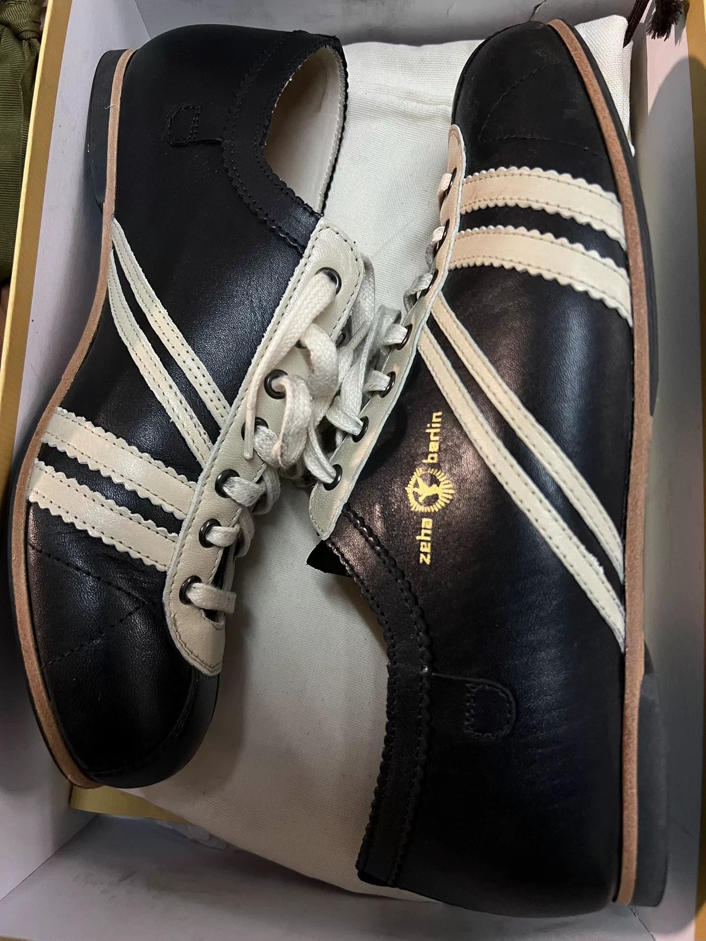 Vintage Classic Black and White Low-top Sneakers Size US 8 / EU 41 - 2 Thumbnail
