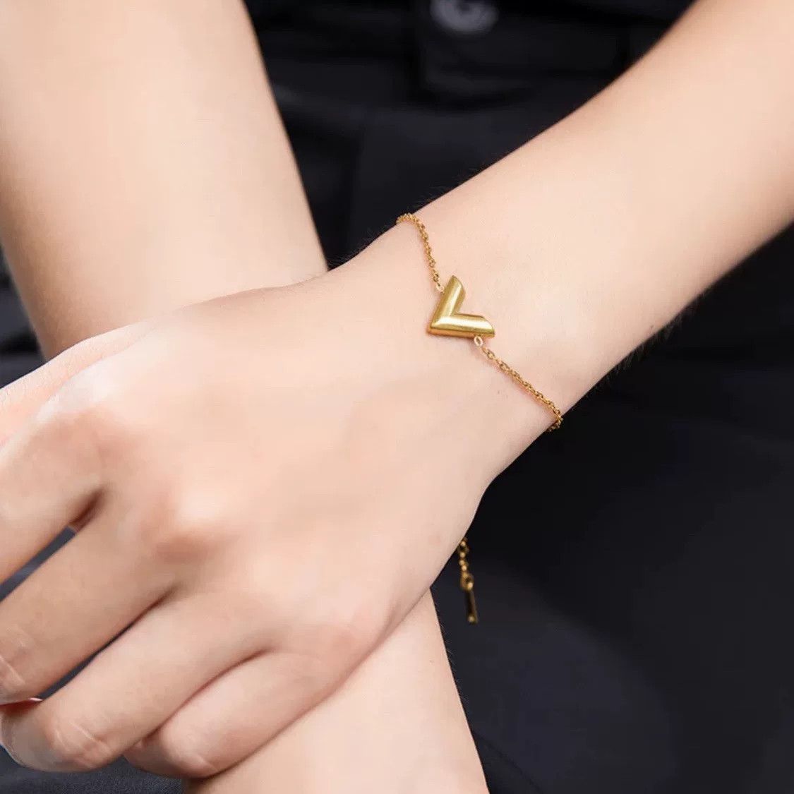 Louis Vuitton Louis Vuitton V-letter Bracelet Size ONE SIZE - 4 Thumbnail