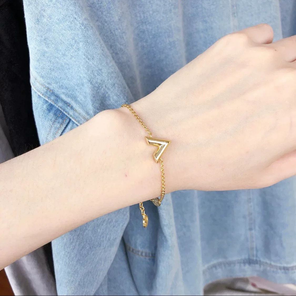 Louis Vuitton Louis Vuitton V-letter Bracelet Size ONE SIZE - 6 Thumbnail