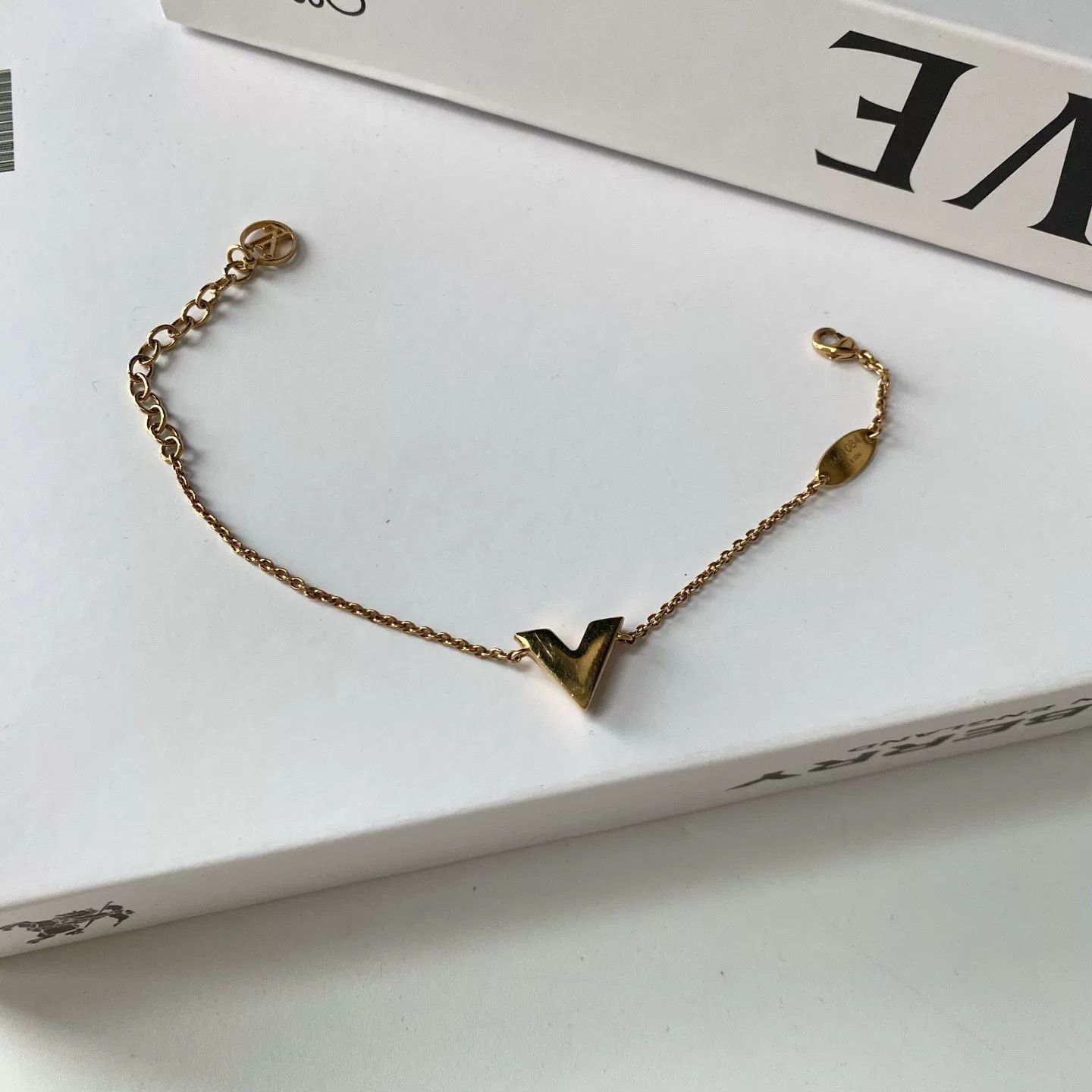 Louis Vuitton Louis Vuitton V-letter Bracelet Size ONE SIZE - 3 Thumbnail