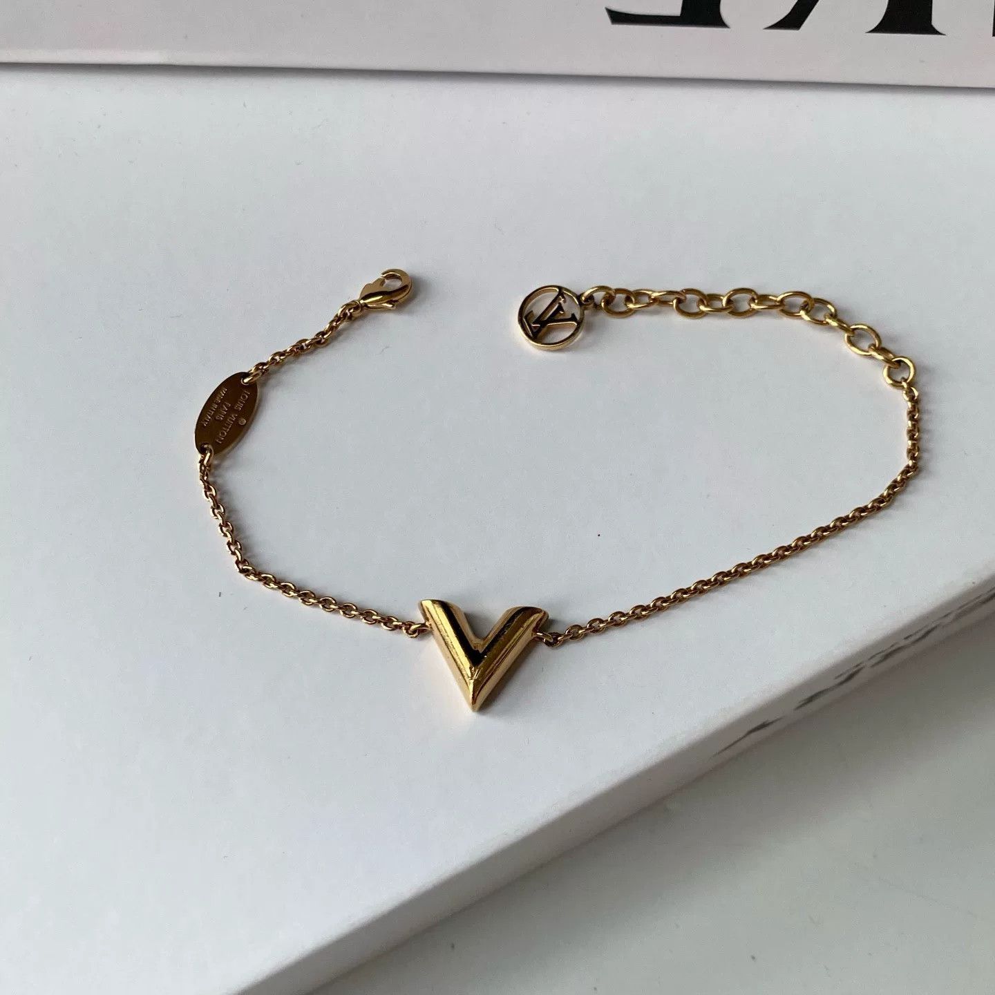 Louis Vuitton Louis Vuitton V-letter Bracelet Size ONE SIZE - 2 Thumbnail