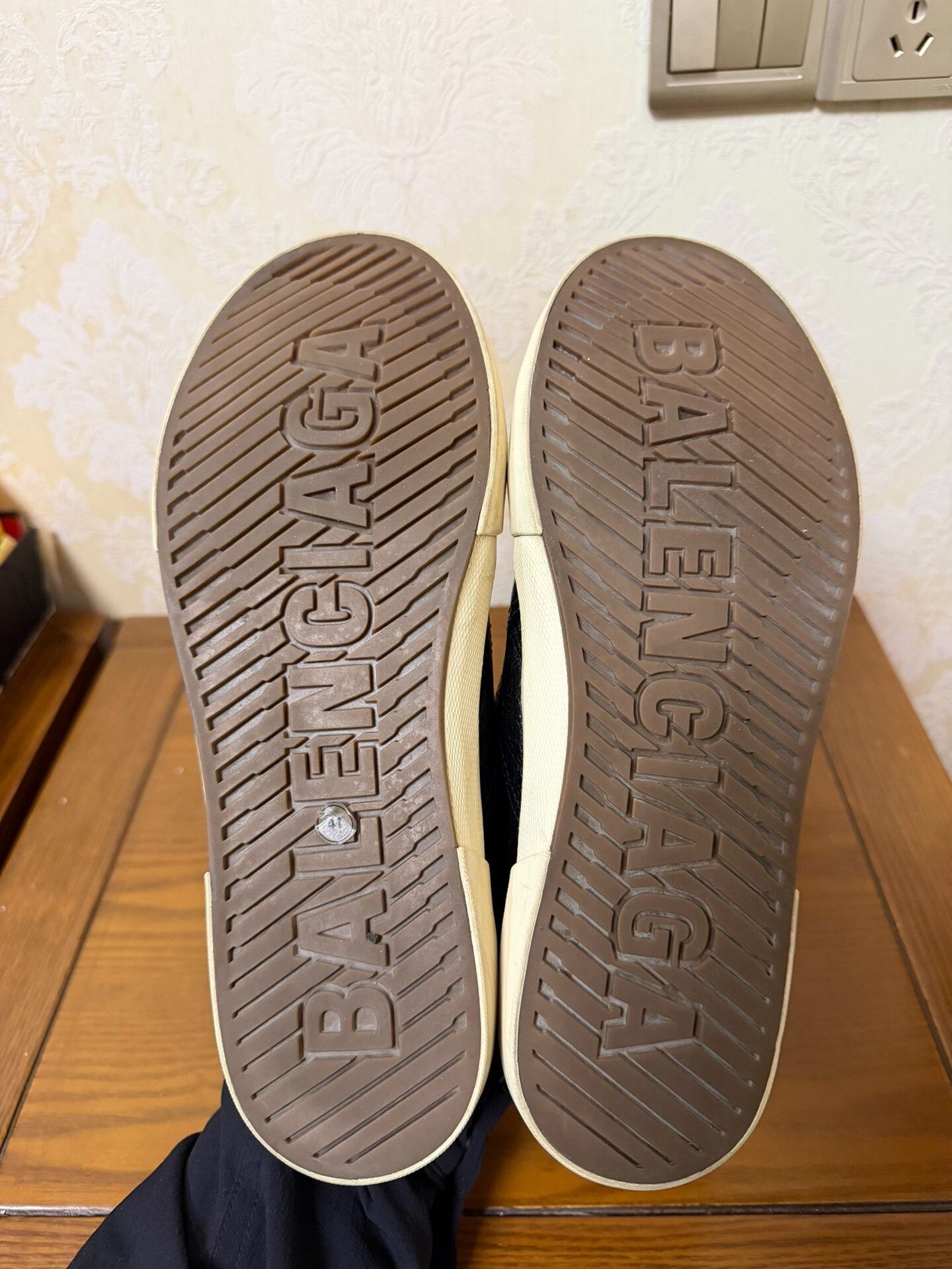 Balenciaga Balenciaga Paris Leather Sneakers Size US 8 / EU 41 - 3 Thumbnail