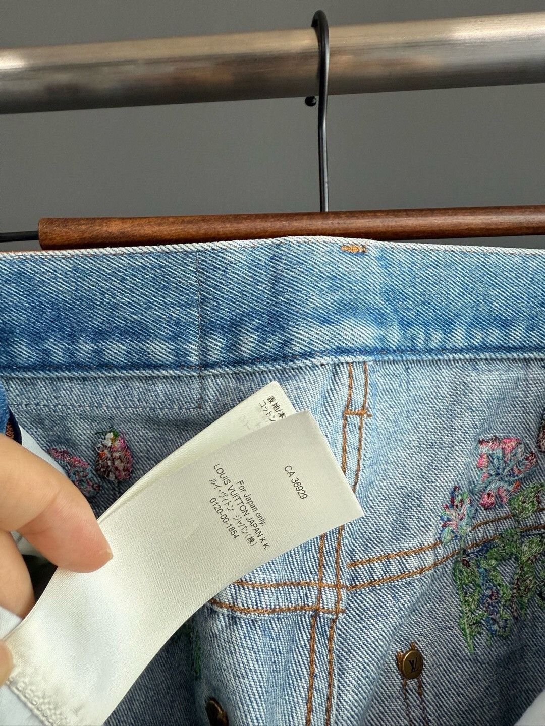 Louis Vuitton Louis Vuitton Floral Embroidery Jeans Size 28" / US 6 / IT 42 - 7 Thumbnail