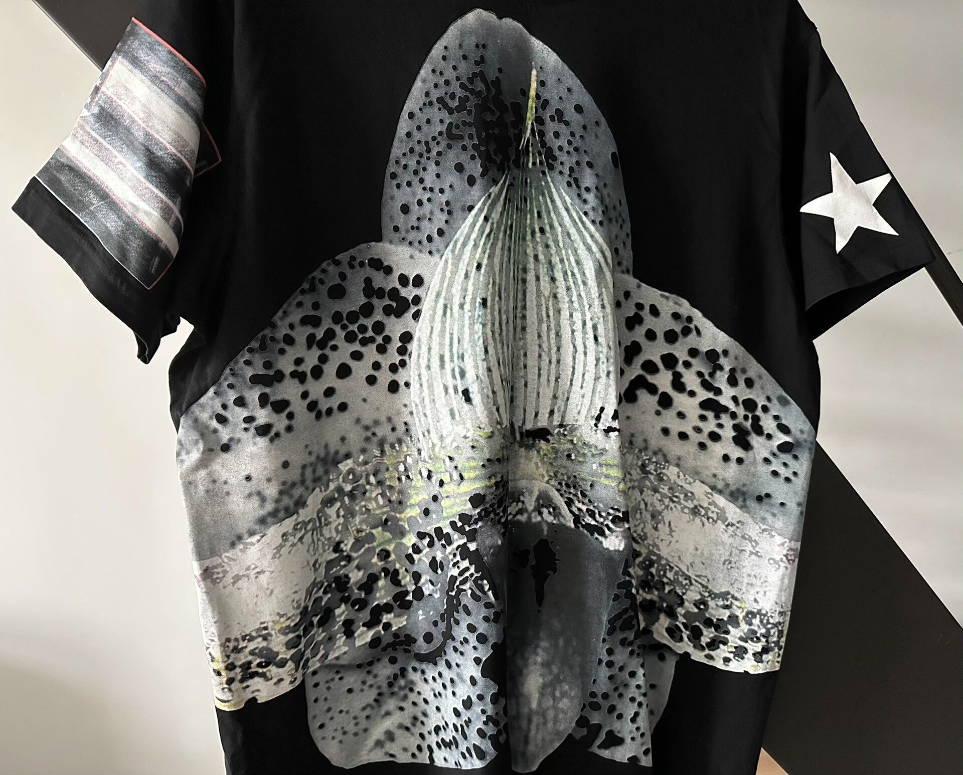 Givenchy Givenchy Orchid T-Shirt for Oversized Wear Size US M / EU 48-50 / 2 - 3 Thumbnail