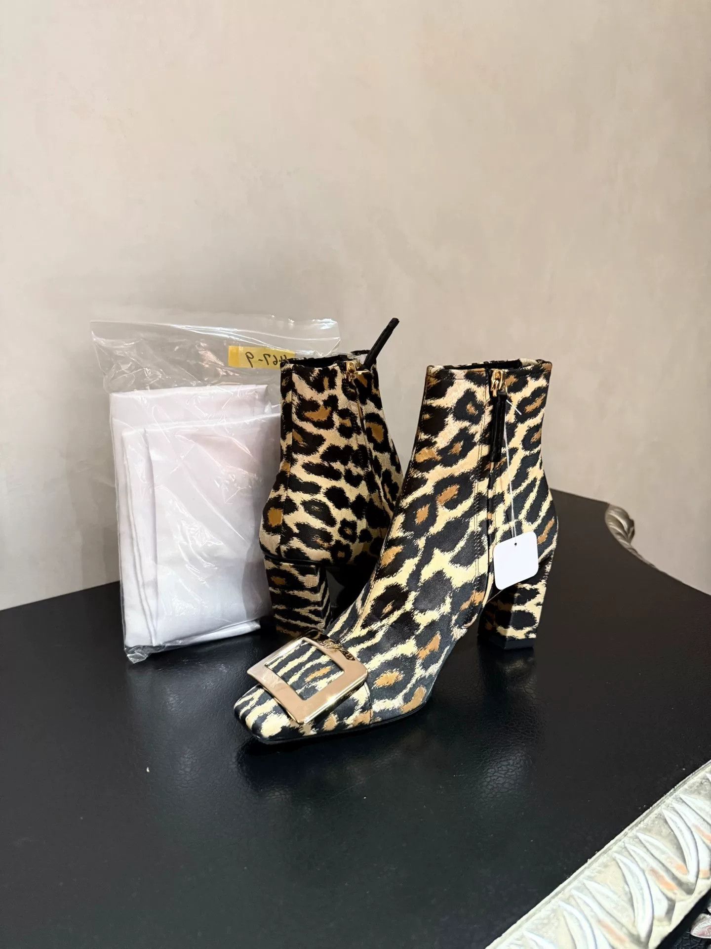 Roger Vivier Roger Vivier Leopard Print Zipper Ankle Boots Size US 5 / IT 35 - 3 Thumbnail