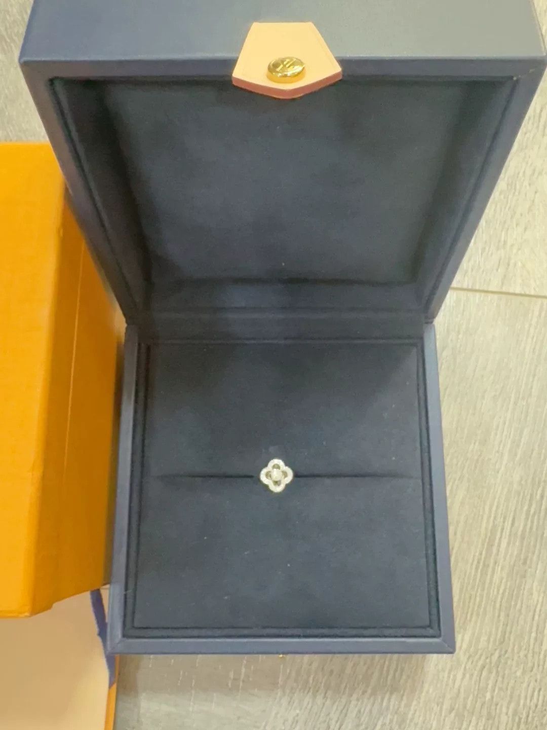 Louis Vuitton Louis Vuitton Clover Flower Diamond Ring Size ONE SIZE - 2 Thumbnail