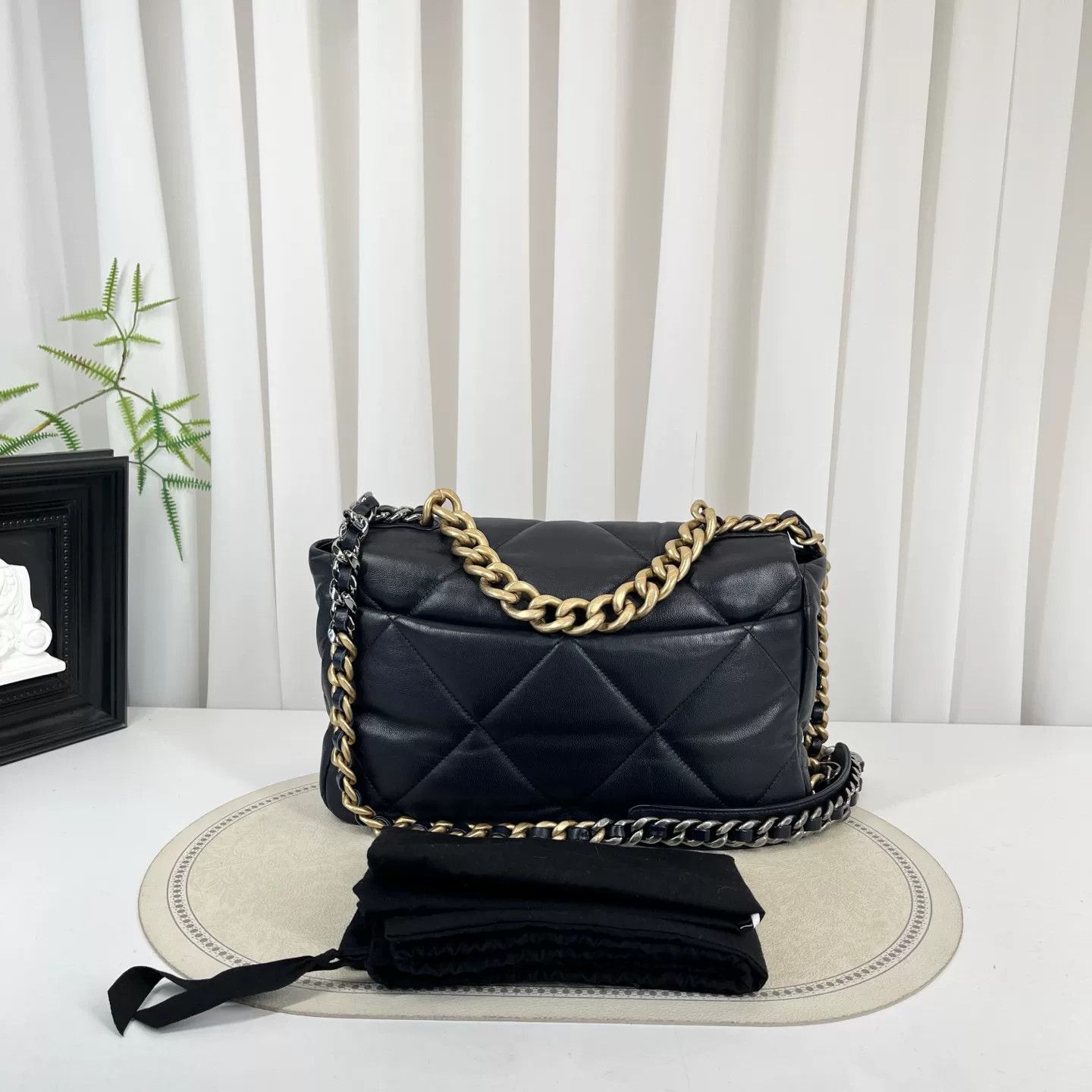 Chanel Pre-loved Bag Very good condition Size ONE SIZE - 2 Thumbnail