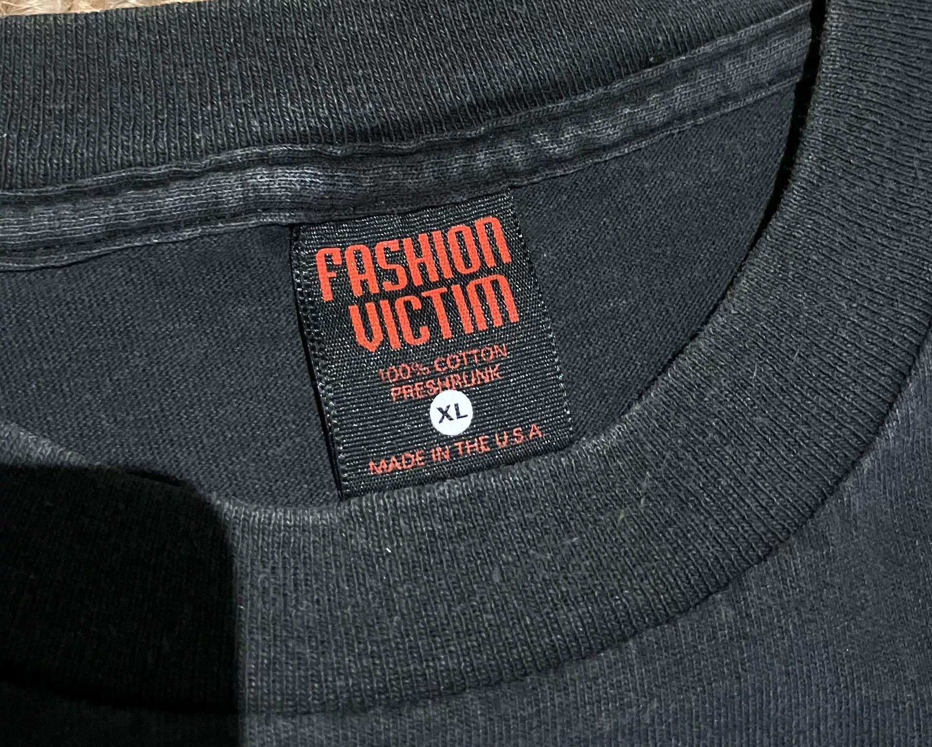 Vintage Vintage 90s Fashion Victim T-Shirt Size US L / EU 52-54 / 3 - 4 Thumbnail