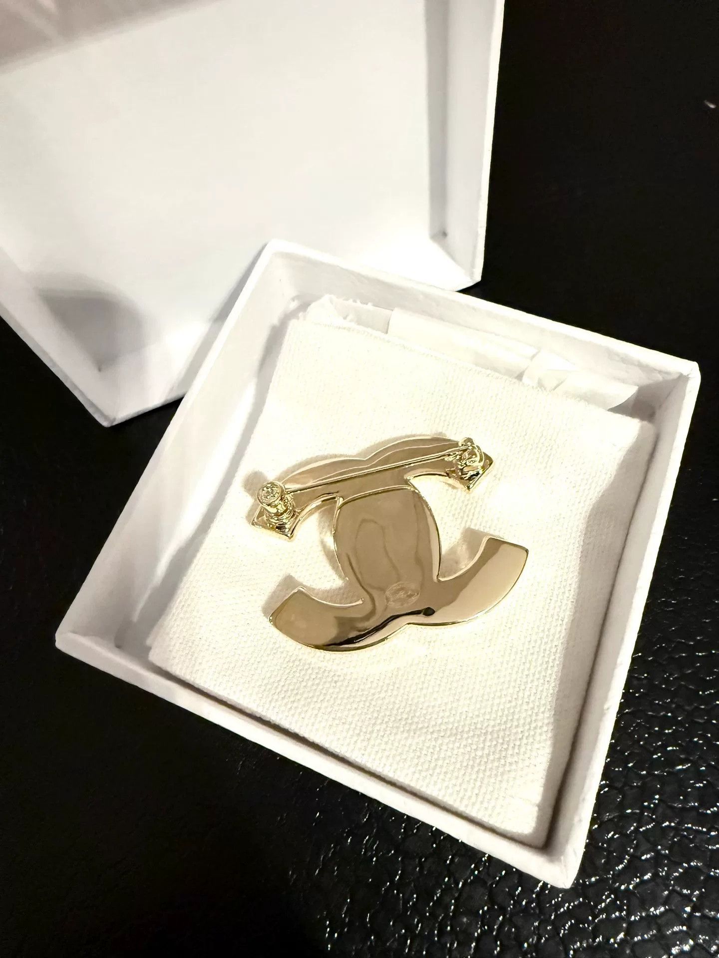 Chanel Chanel B24A Gold Brooch Pin Size ONE SIZE - 2 Thumbnail