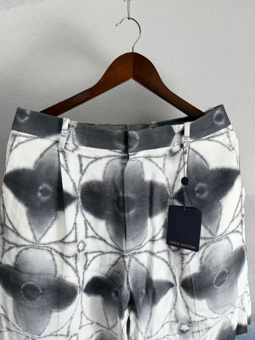 Louis Vuitton Louis Vuitton Ink Floral Print Shorts Size US 28 / EU 44 - 2 Thumbnail