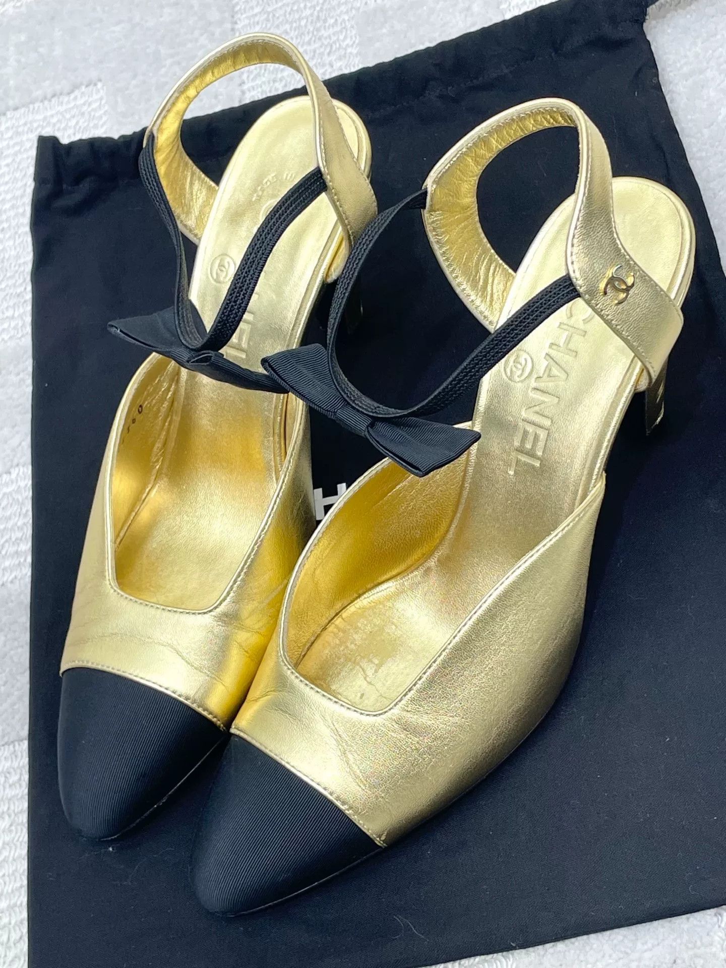 Chanel Chanel Runway Black Gold Bow Block Heels Size US 5.5 / IT 35.5 - 2 Thumbnail