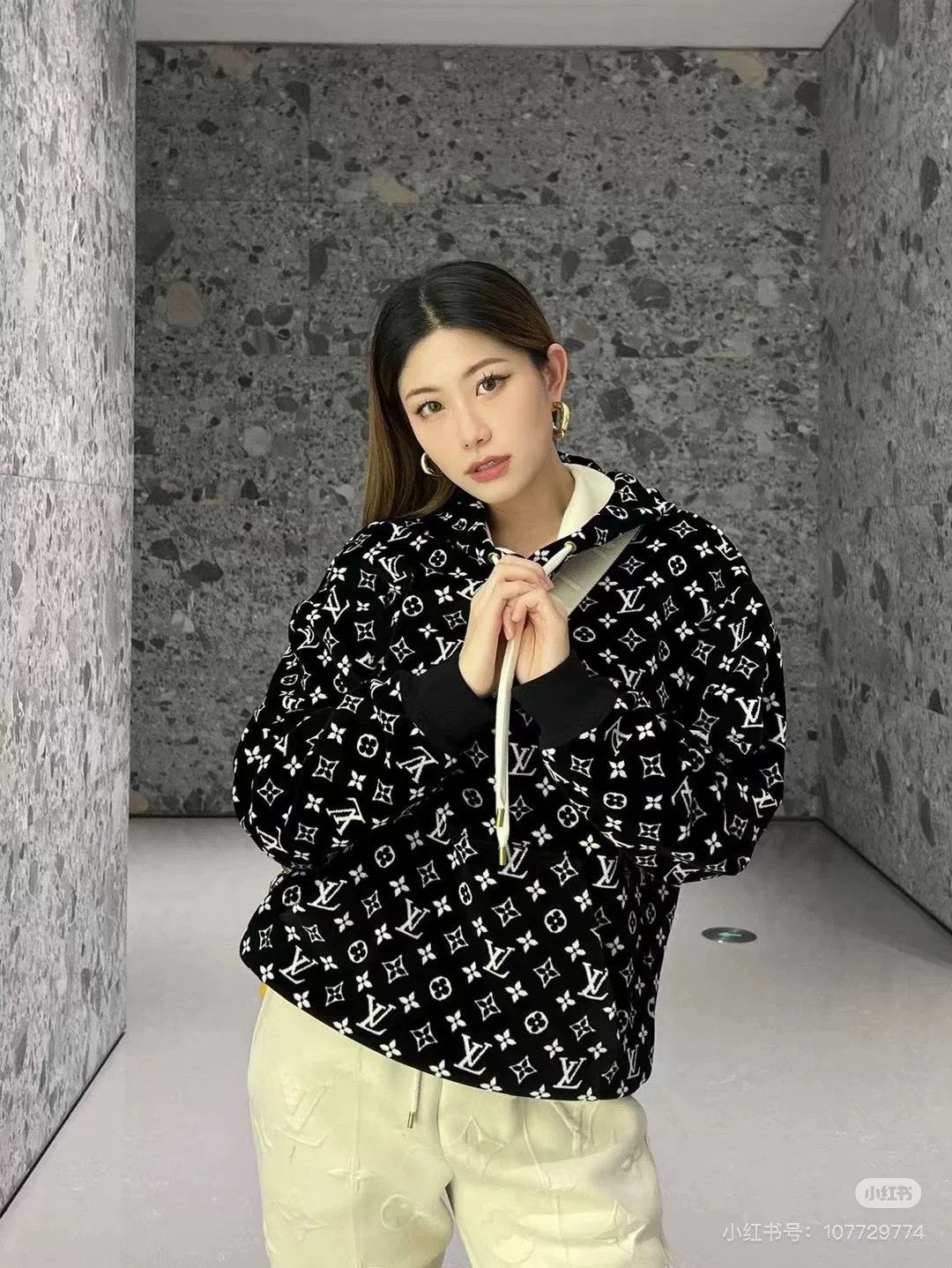 Louis Vuitton Louis Vuitton Logo Velvet Hoodie Size S / US 4 / IT 40 - 2 Thumbnail