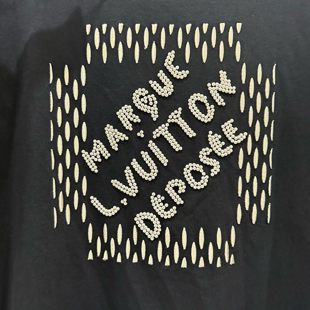 Louis Vuitton Louis Vuitton x Pharrell Beaded Logo Tee Size US XXL / EU 58 / 5 - 6 Thumbnail