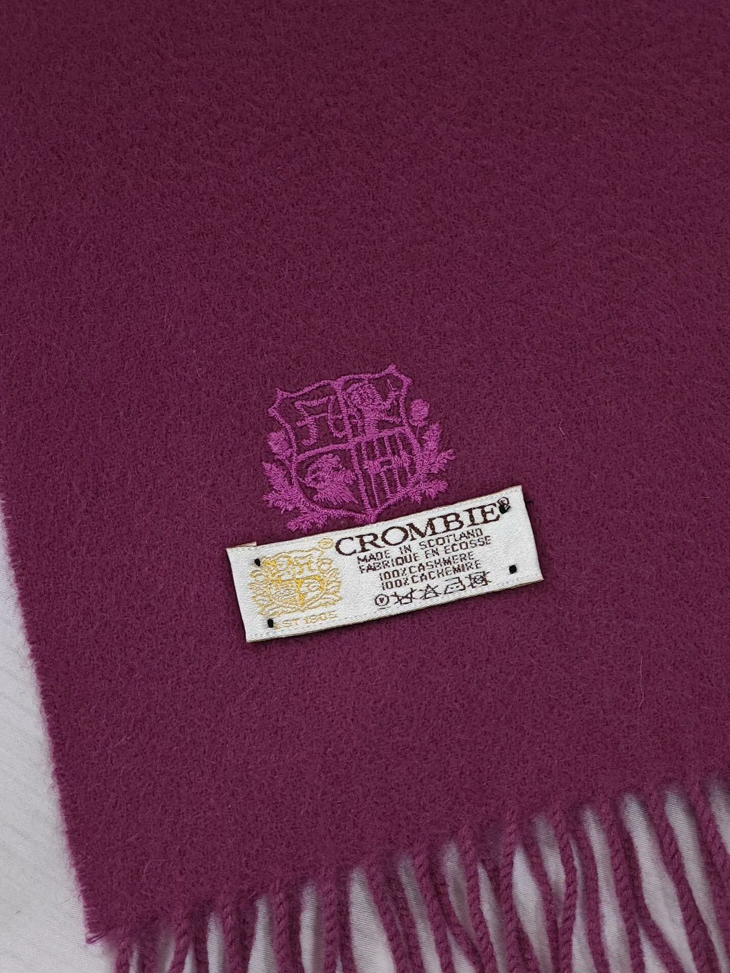Johnstons Of Elgin Crombie Cashmere Scarf in Magenta Size ONE SIZE - 2 Thumbnail