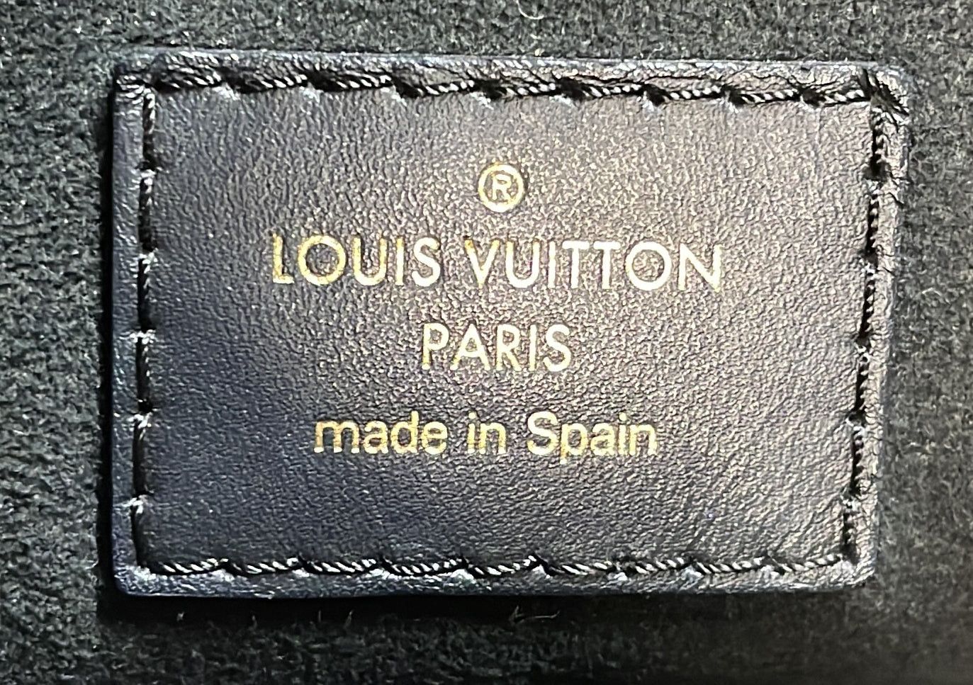 Louis Vuitton V Tote Size ONE SIZE - 7 Thumbnail