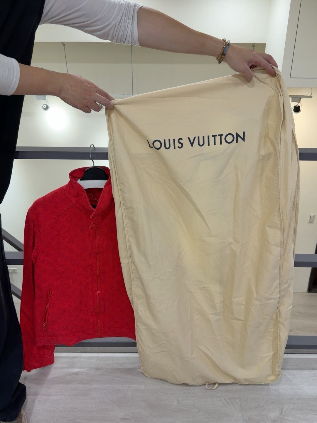 Louis Vuitton Louis Vuitton Red Logo Denim Jacket Size US M / EU 48-50 / 2 - 6 Thumbnail