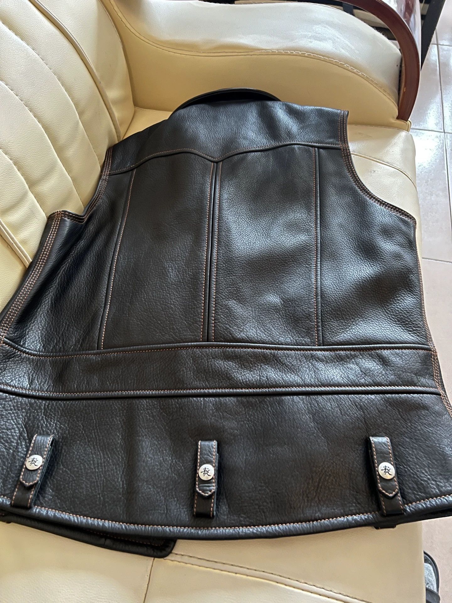 Japanese Brand INDI Leather Motorcycle Vest for Men Size US L / EU 52-54 / 3 - 7 Thumbnail
