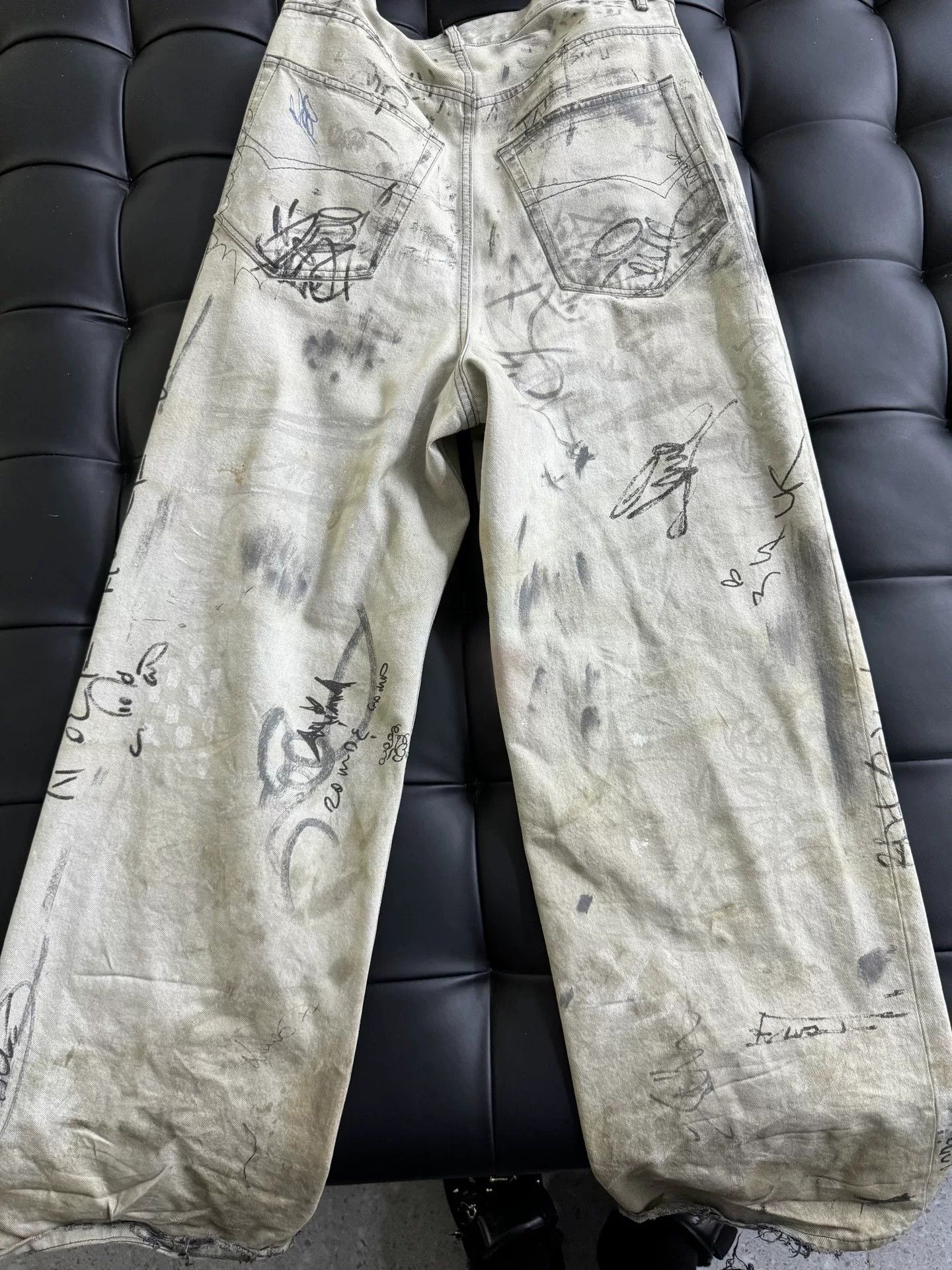Balenciaga Balenciaga White Graffiti Denim Pants Size US 26 / EU 42 - 2 Thumbnail