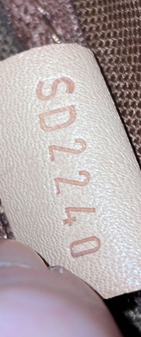 Louis Vuitton Favorite Handbag Size ONE SIZE - 8 Thumbnail