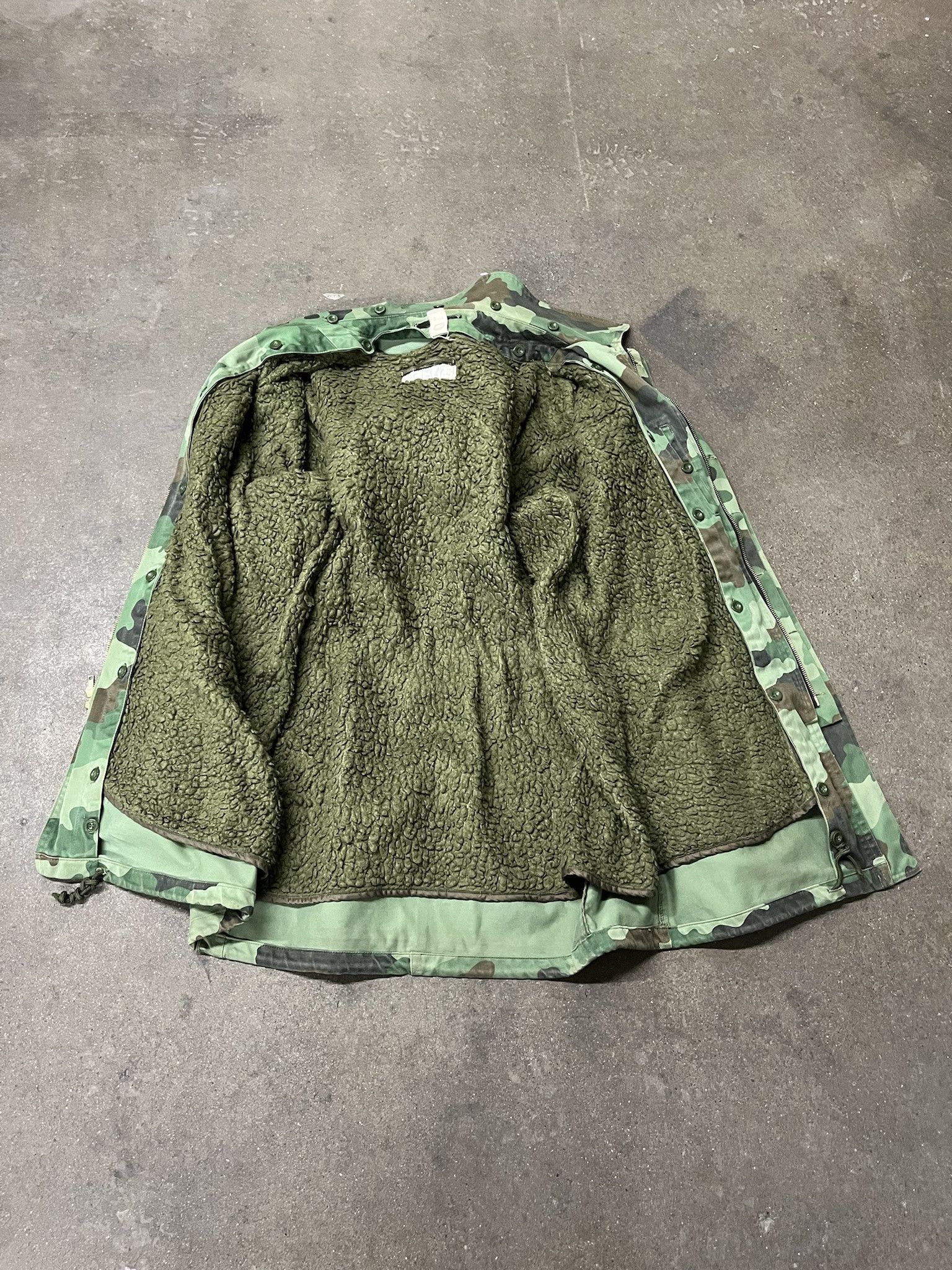 Carhartt × Vintage Vintage 2000s German Military Woodland Camo Fleece Lined Cargo Field Jacket Size L Size US L / EU 52-54 / 3 - 4 Thumbnail
