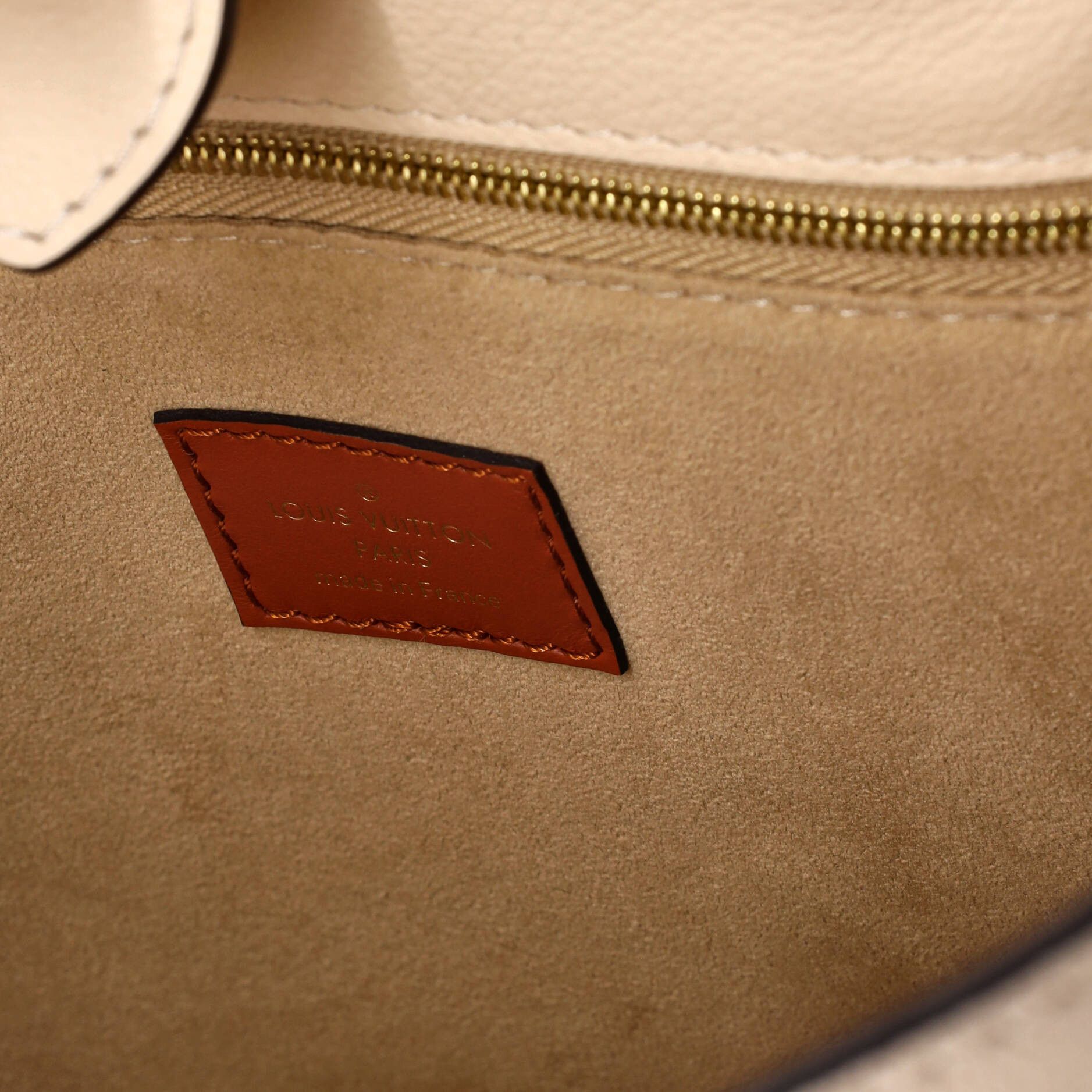 Louis Vuitton On My Side Tote Size ONE SIZE - 6 Thumbnail