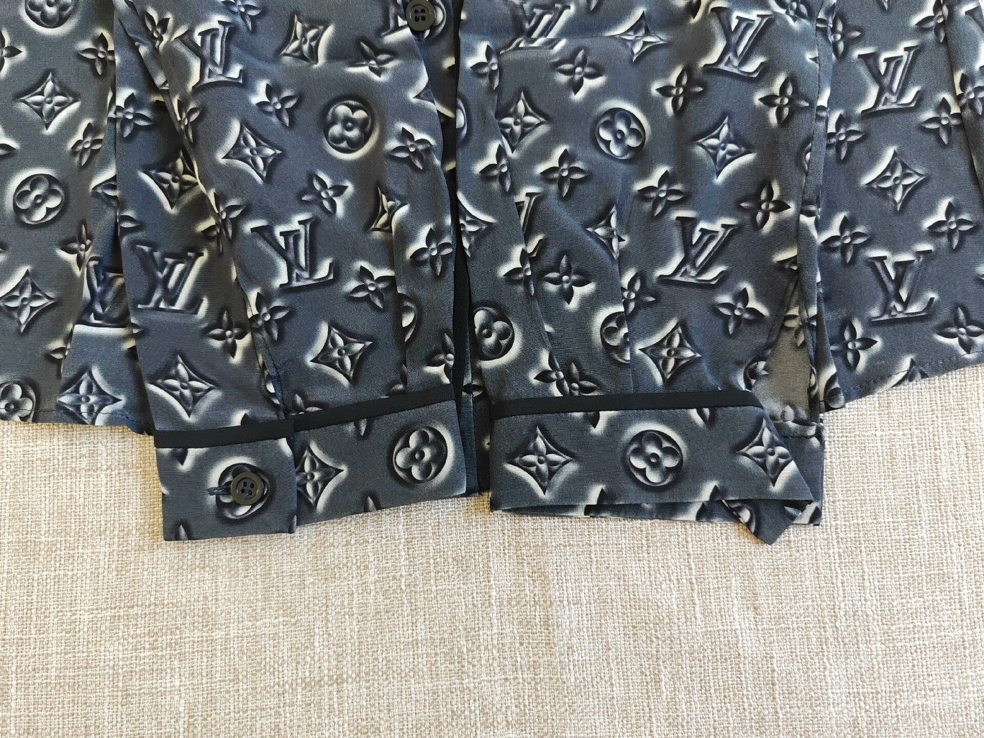 Louis Vuitton Louis Vuitton Women's Monogram Silk Shirt Size XXS / US 00 / IT 34 - 8 Thumbnail