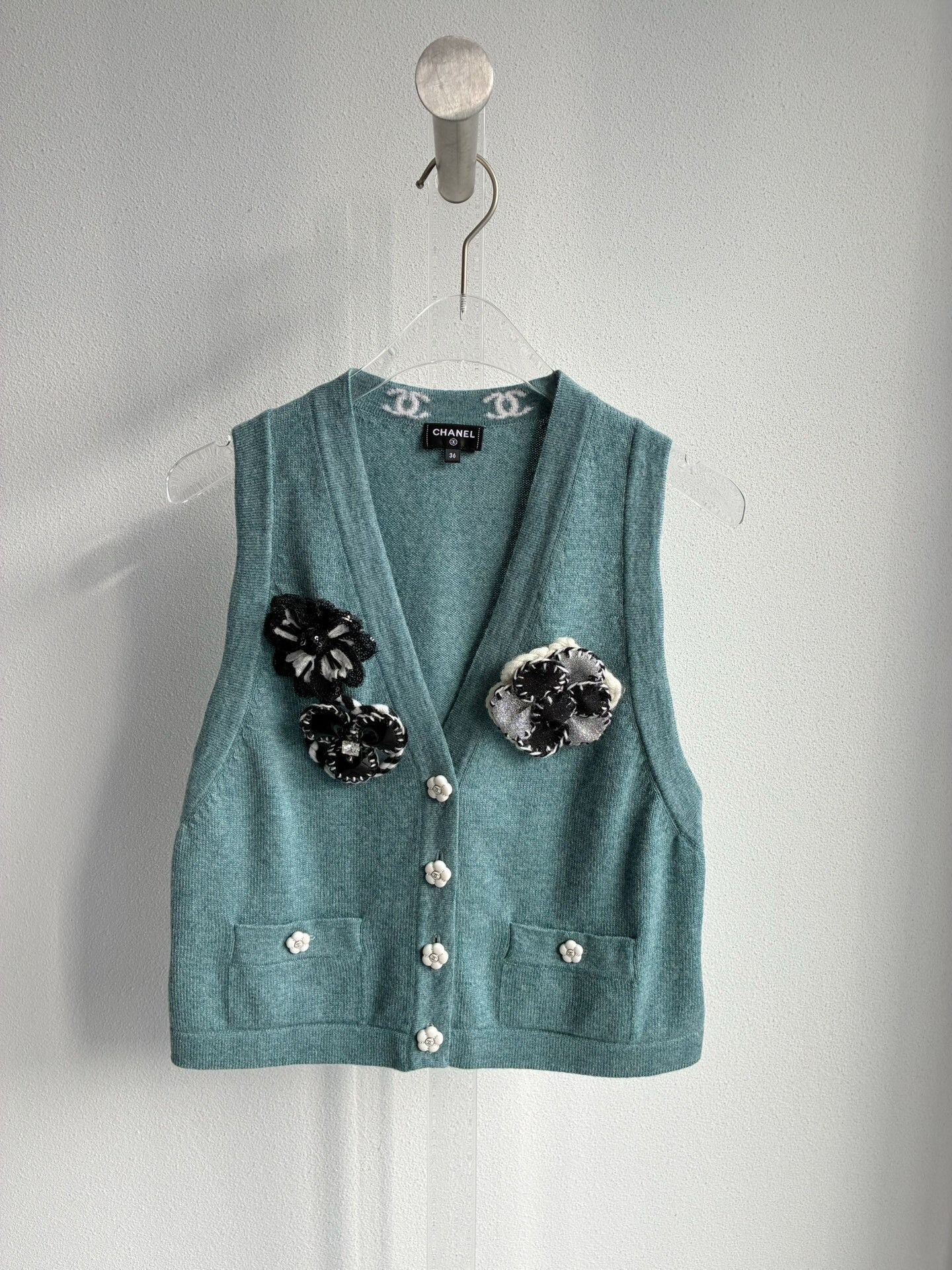 Chanel Chanel 23K Camellia Button Vest Size XS / US 0-2 / IT 36-38 - 2 Thumbnail