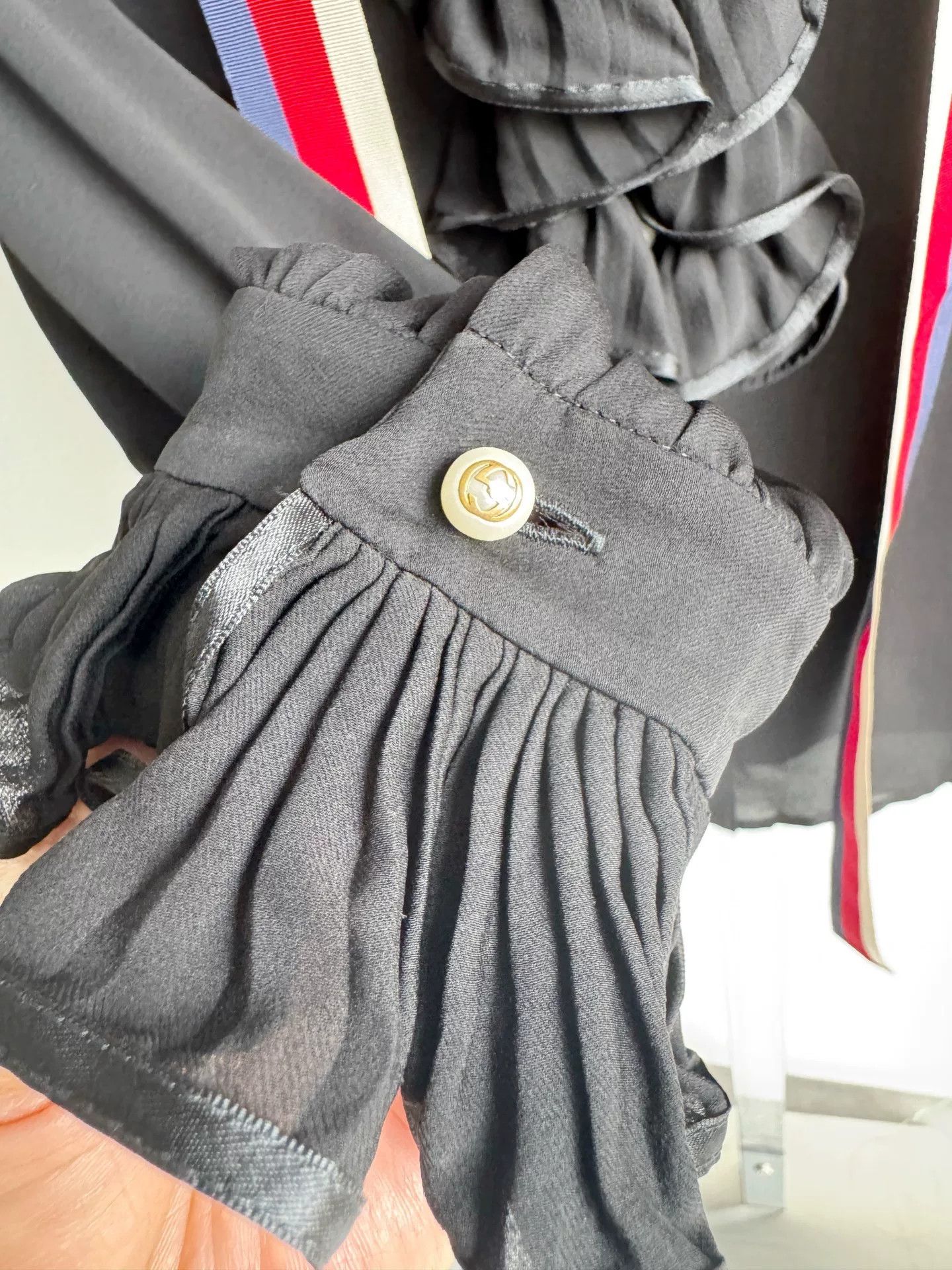 Gucci Gucci Black Ruffle Pearl Button Blouse Size S / US 4 / IT 40 - 5 Thumbnail
