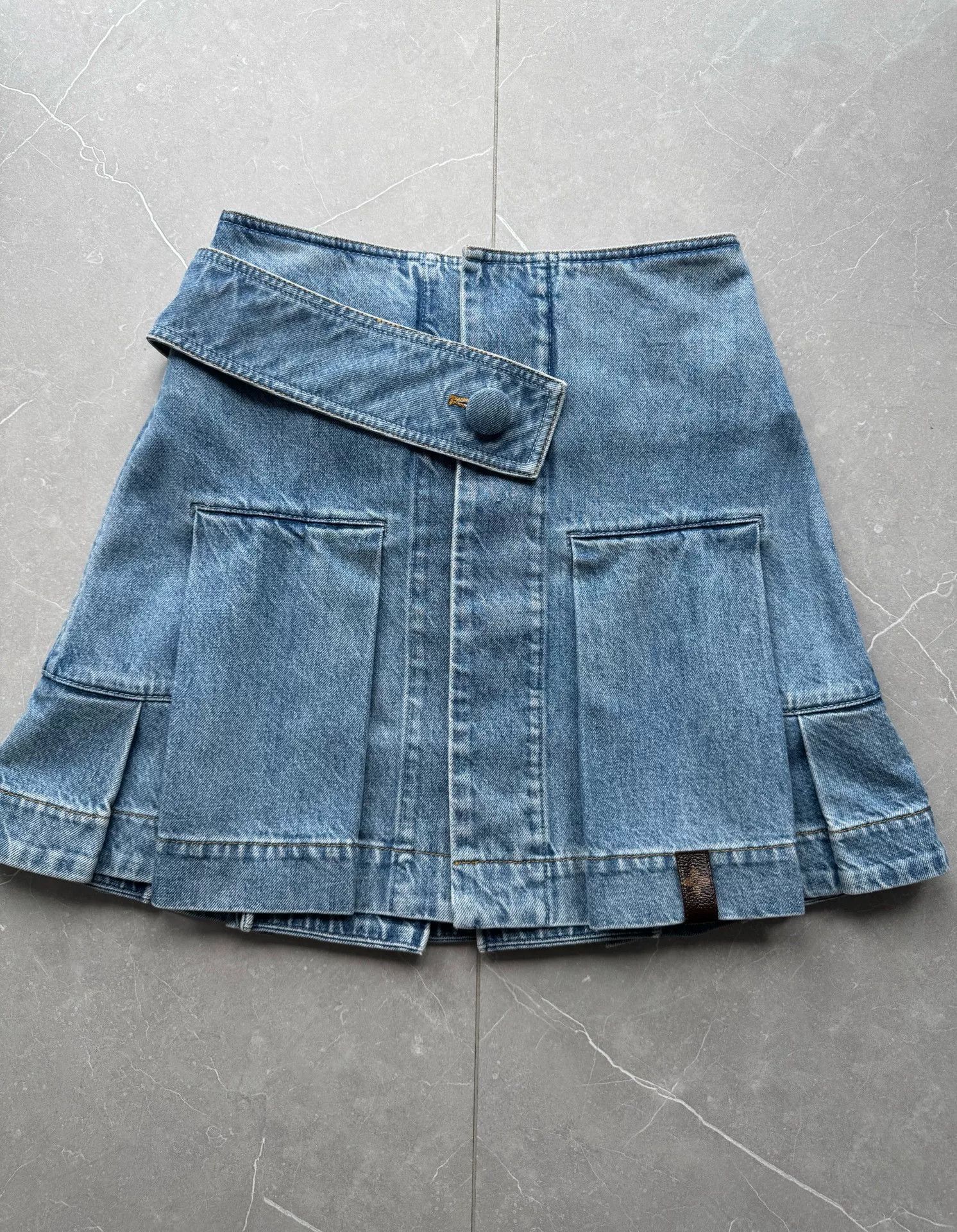Louis Vuitton Louis Vuitton Denim Skirt Size 36 Size 36" / US 14 / IT 50 - 2 Thumbnail