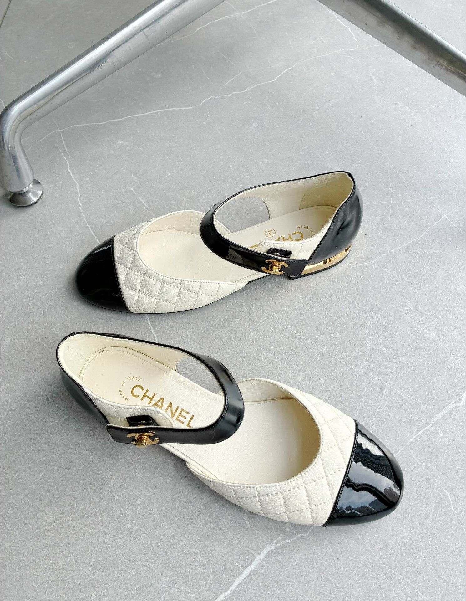 Chanel Chanel Two-Tone Mary Jane Shoes Size US 6 / IT 36 - 3 Thumbnail