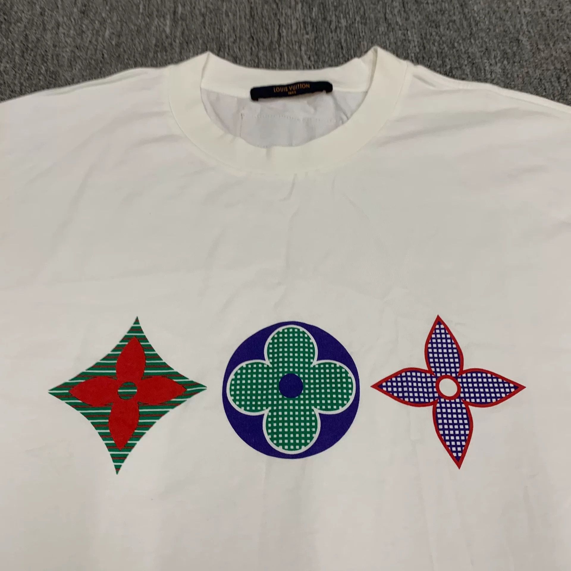 Louis Vuitton Louis Vuitton White Three-Flower T-shirt Size US XL / EU 56 / 4 - 8 Thumbnail