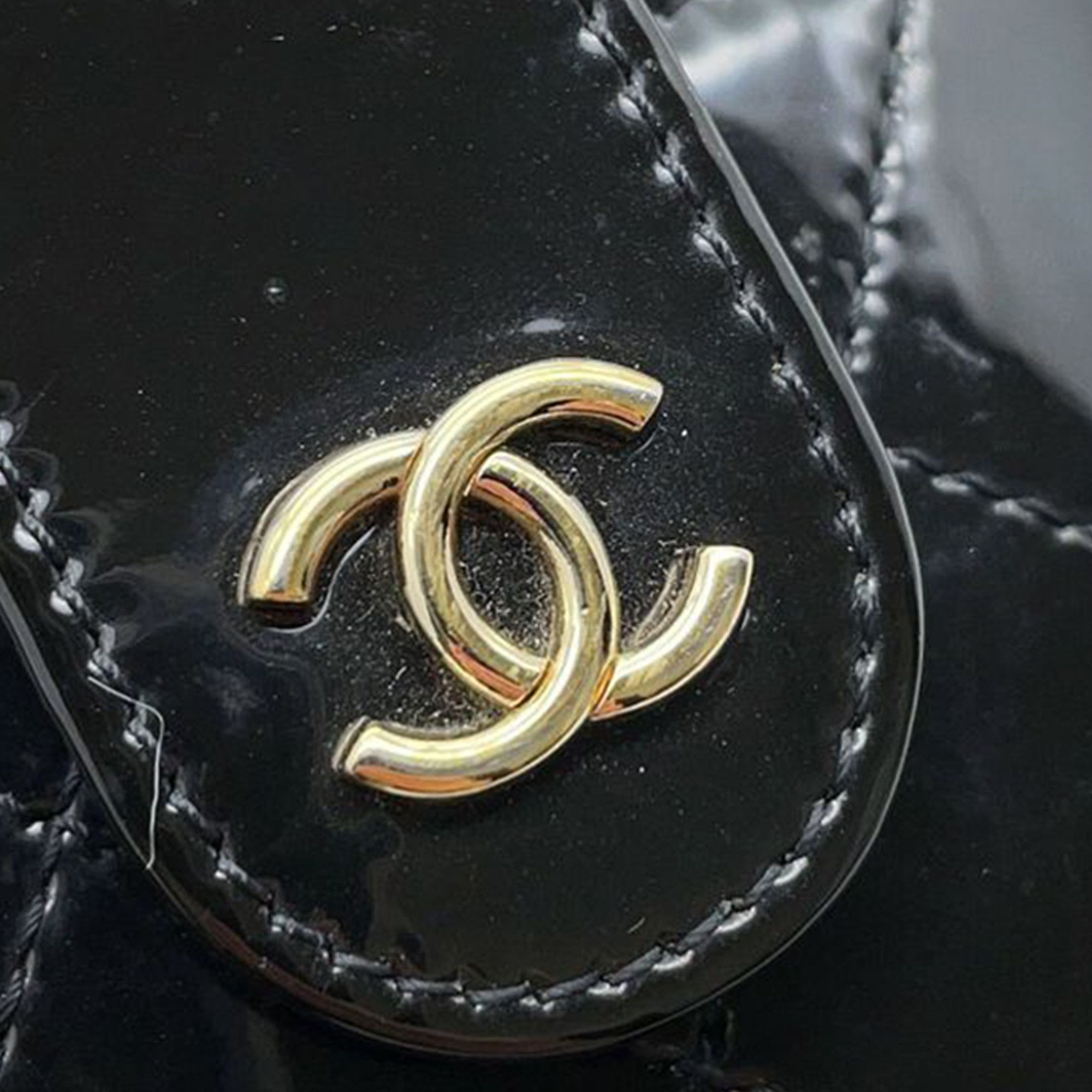 Chanel Chanel CC Quilted Patent Round Vanity Clutch With Chain Size ONE SIZE - 8 Thumbnail