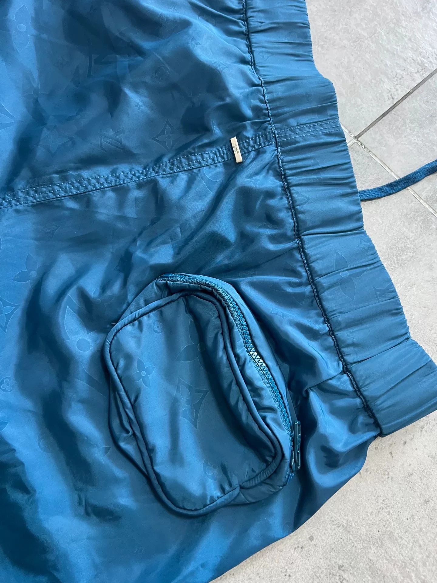 Louis Vuitton Louis Vuitton Logo 3D Beach Shorts Size US 26 / EU 42 - 4 Thumbnail