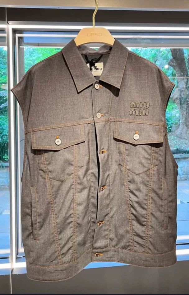 Miu Miu MiuMiu Sleeveless Vest with Logo Detail Size S / US 4 / IT 40 - 2 Thumbnail