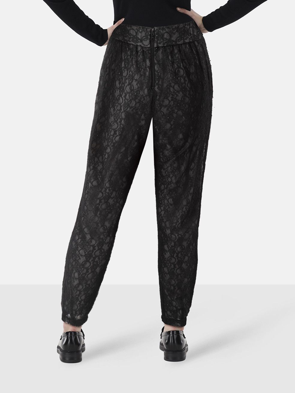 Alice + Olivia Black Lace Tapered Trousers Size 26" / US 2 / IT 38 - 2 Thumbnail