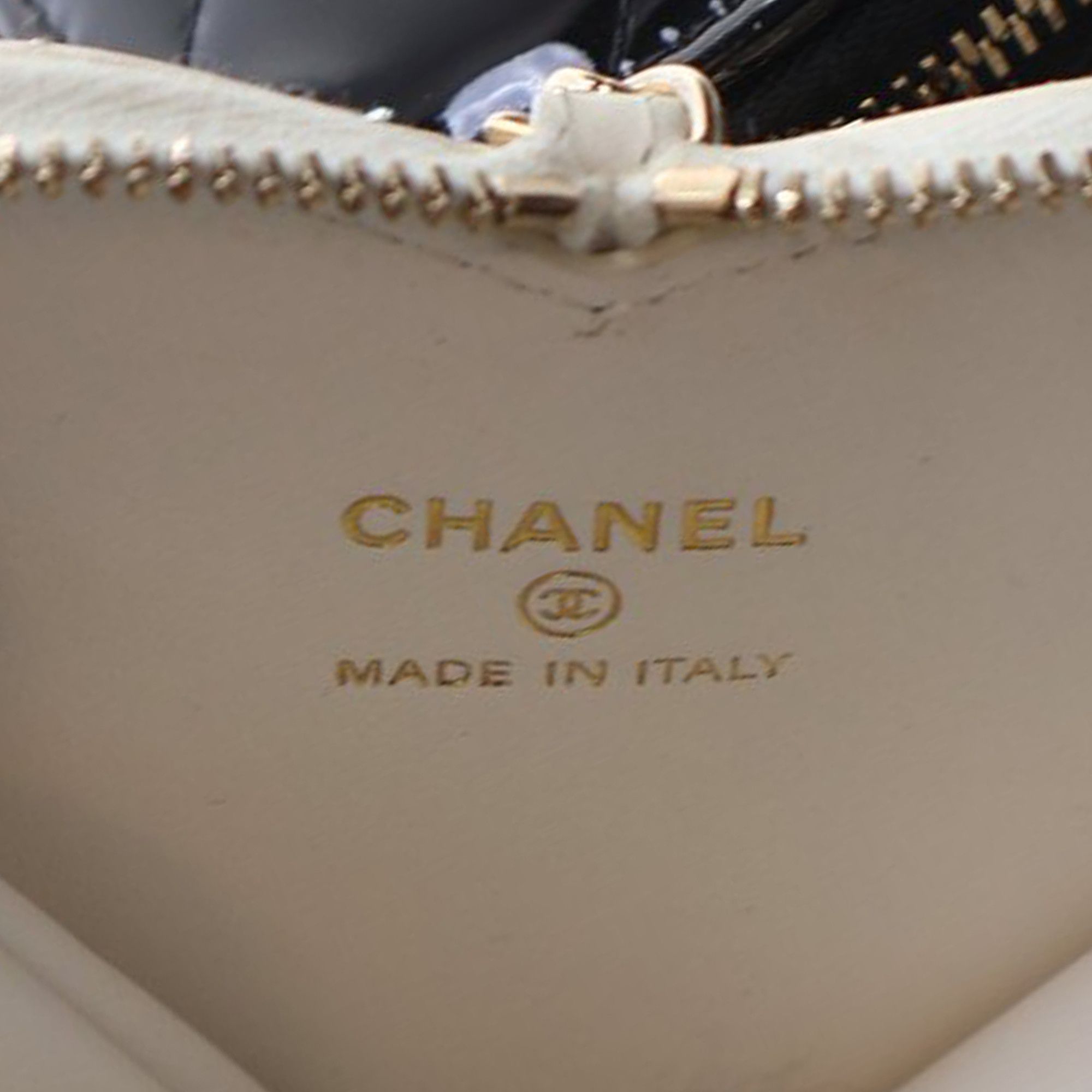 Chanel Chanel Quilted Patent Duo Heart Clutch with Chain Size ONE SIZE - 5 Thumbnail
