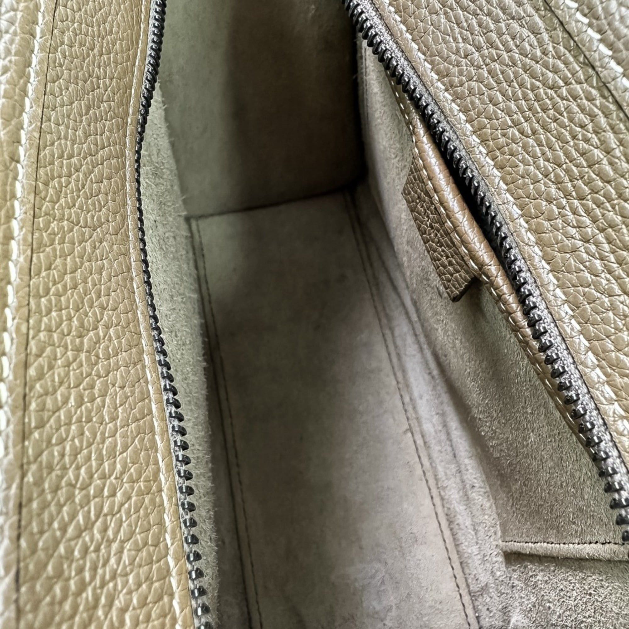 Celine Excellent condition Celine Luggage Nano Shopper 2-way bag in brown. Women's. Luxs Pre-owned Brand. Size ONE SIZE - 10 Thumbnail